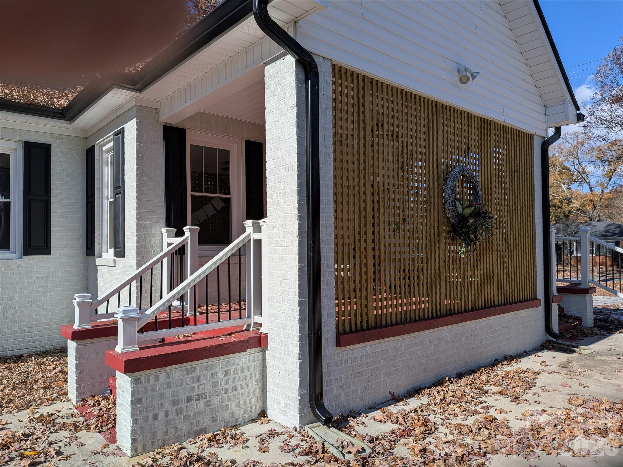 933 W Warren Street — Shelby