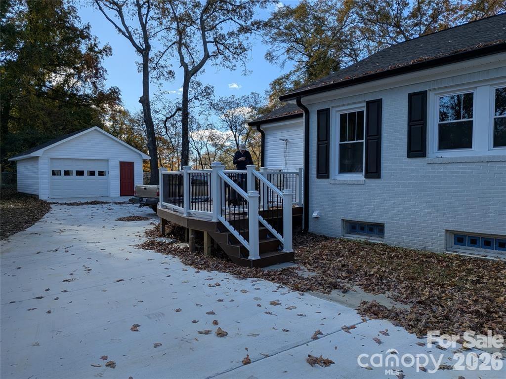 933 W Warren Street — Shelby