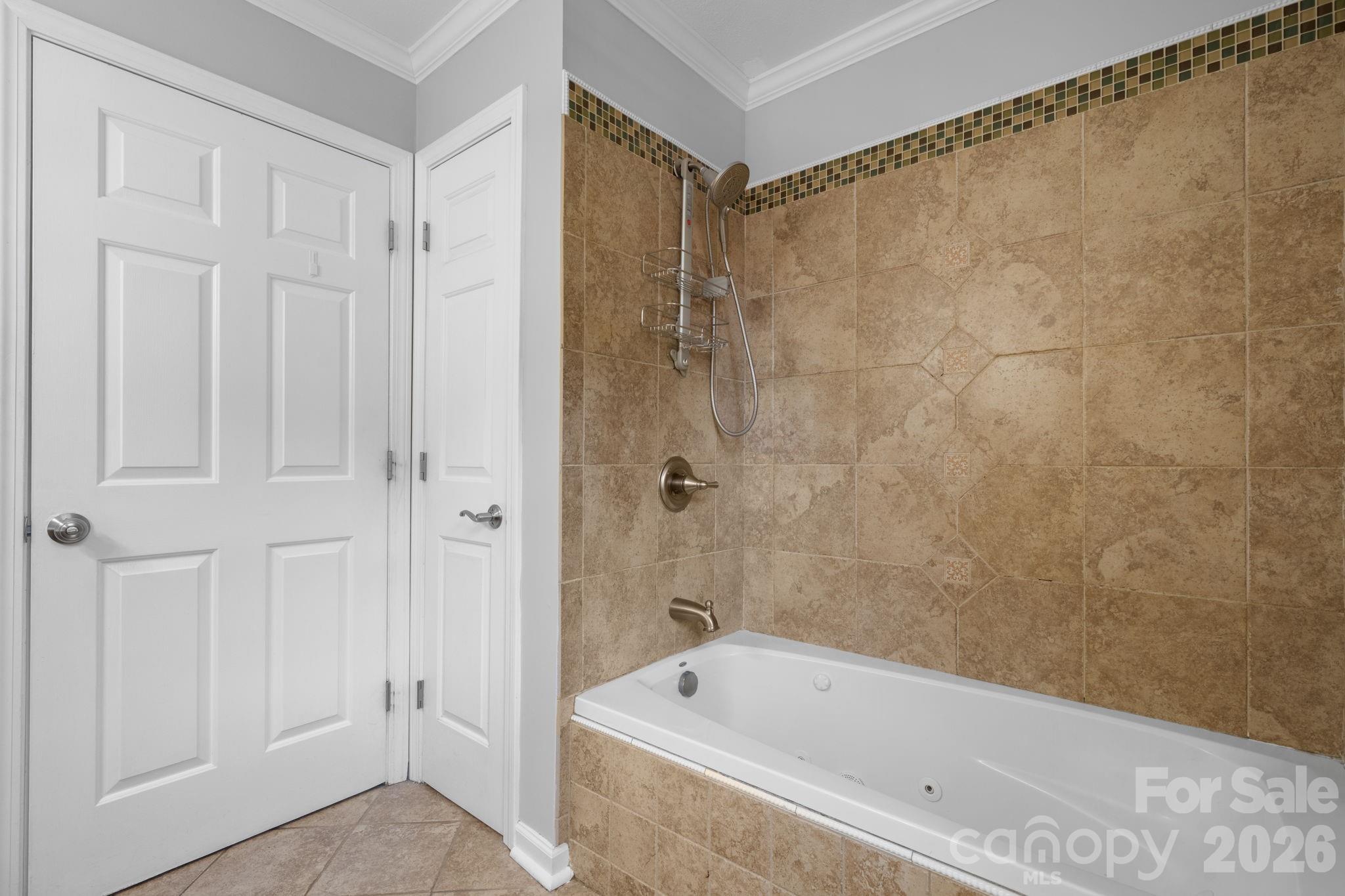 2025 34th Avenue Drive NE — Hickory