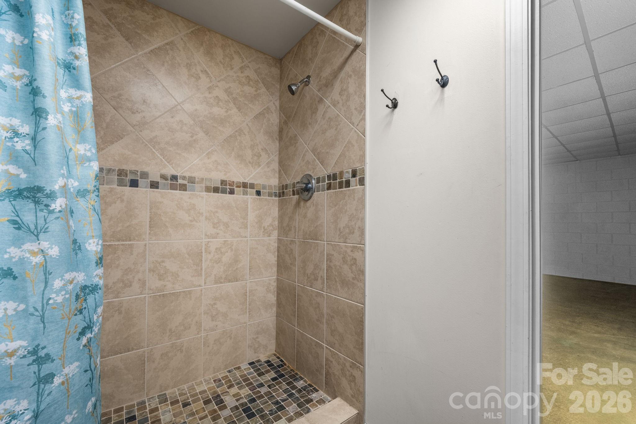 2025 34th Avenue Drive NE — Hickory