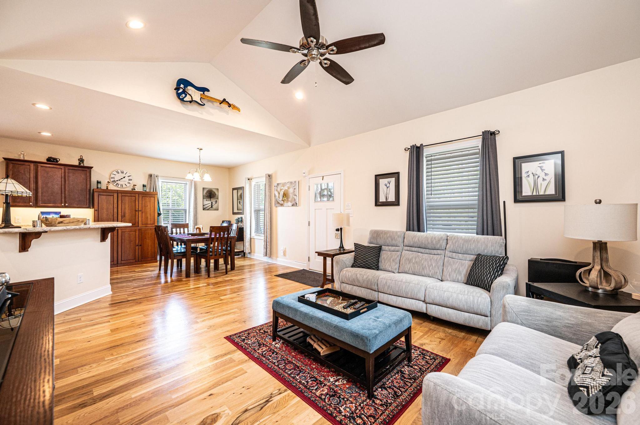 1092 33rd Avenue Loop NE — Hickory