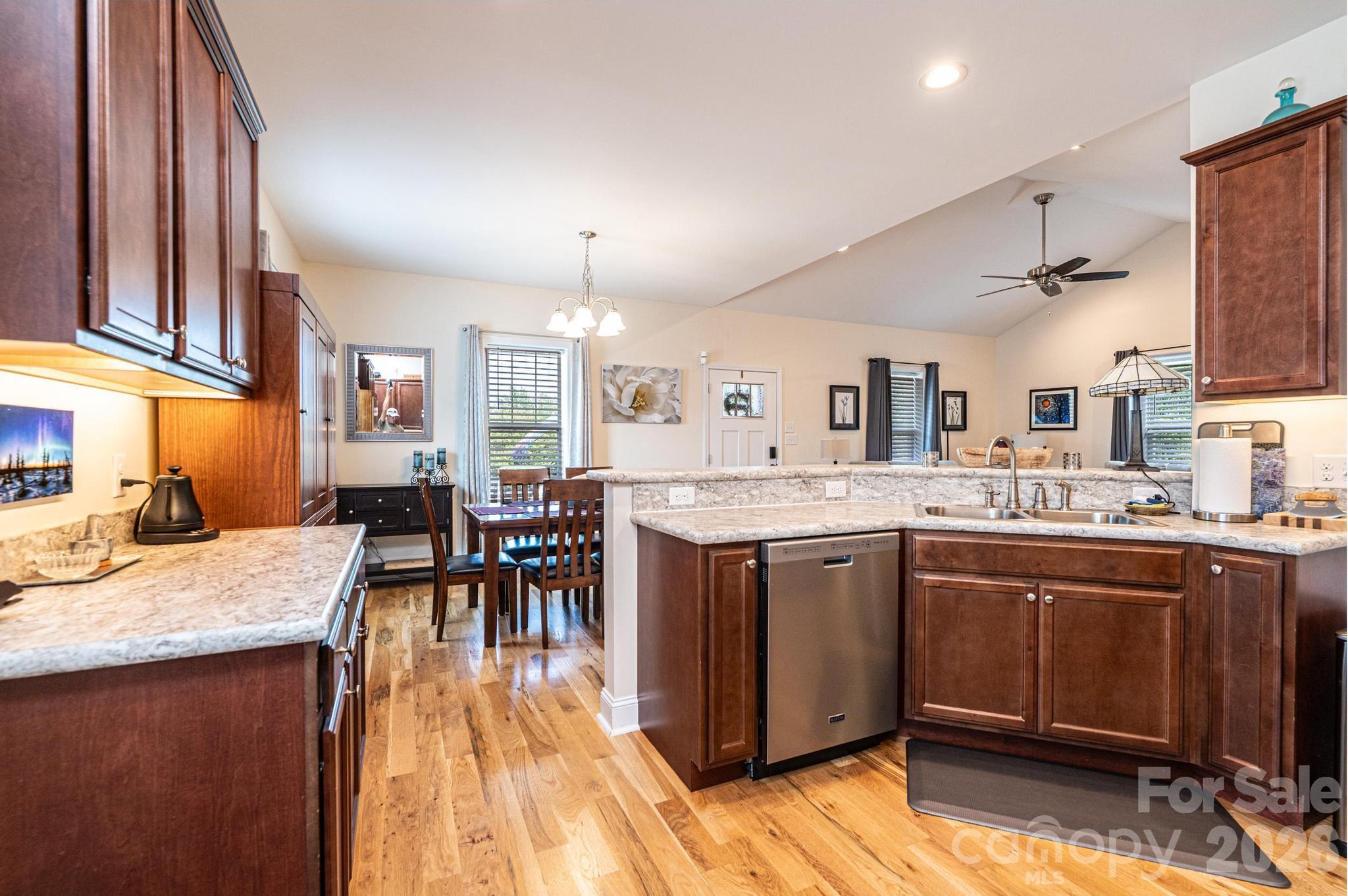 1092 33rd Avenue Loop NE — Hickory