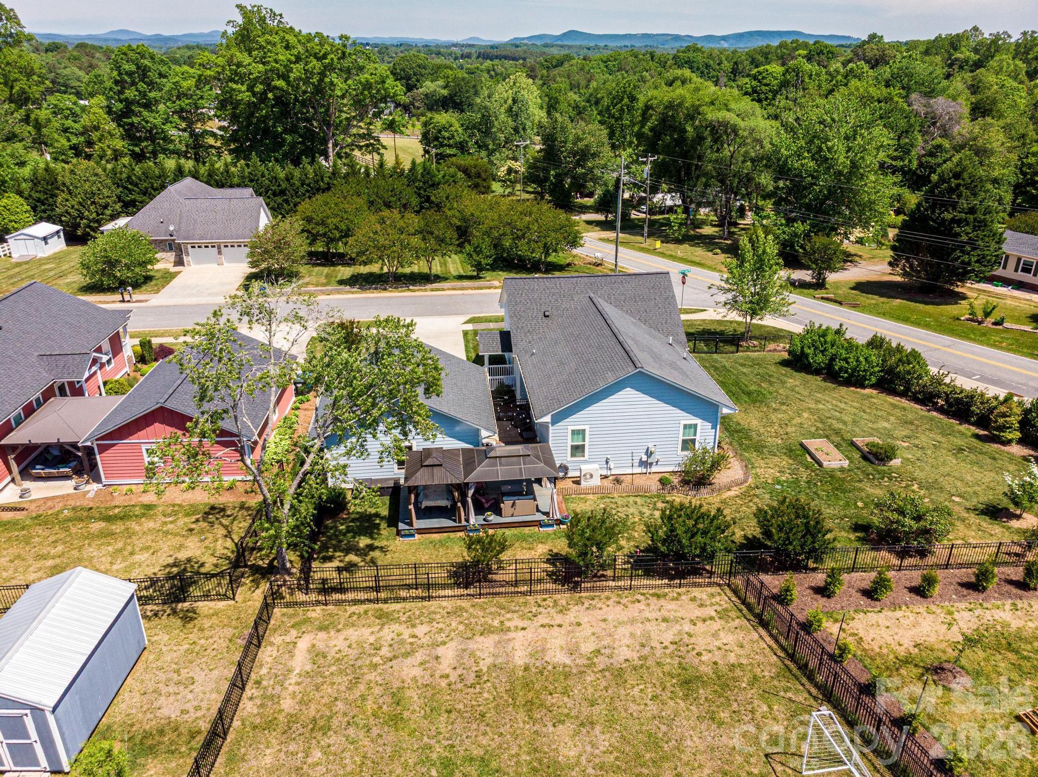 1092 33rd Avenue Loop NE — Hickory