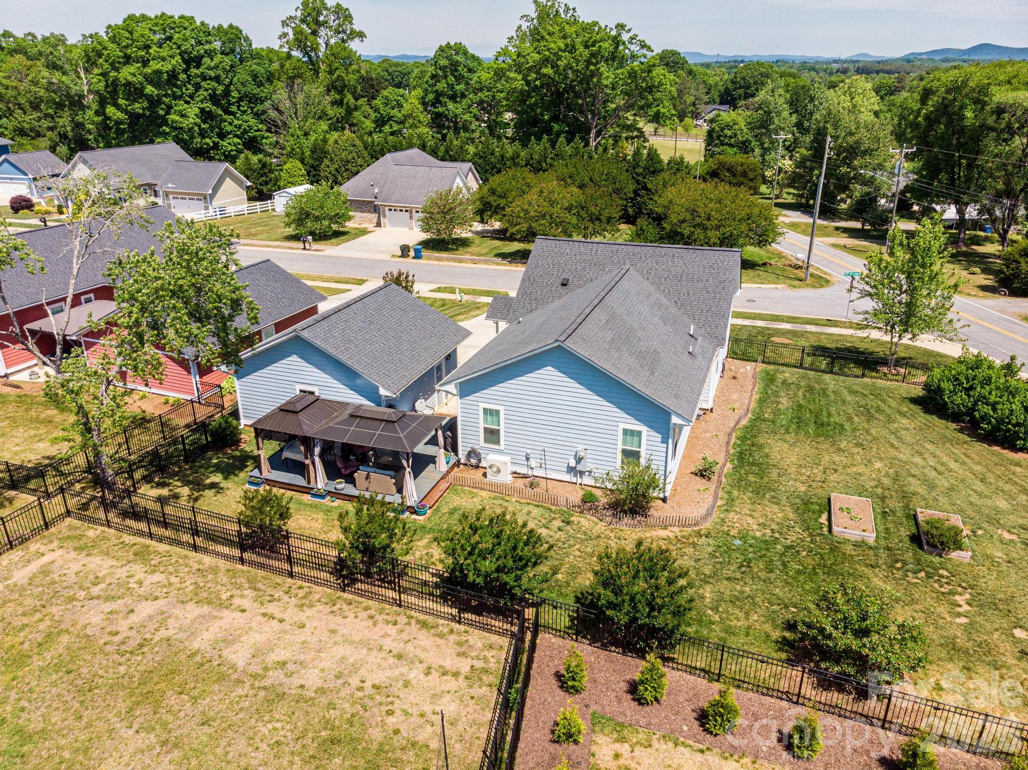 1092 33rd Avenue Loop NE — Hickory