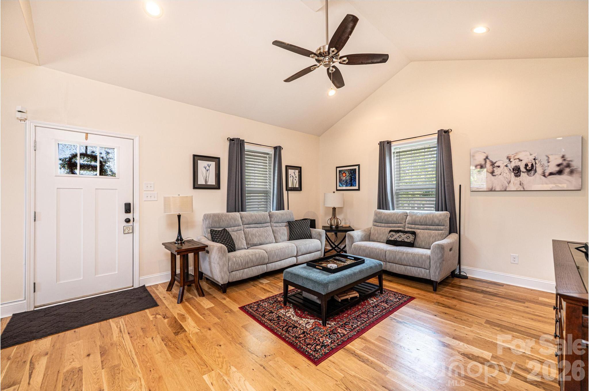 1092 33rd Avenue Loop NE — Hickory