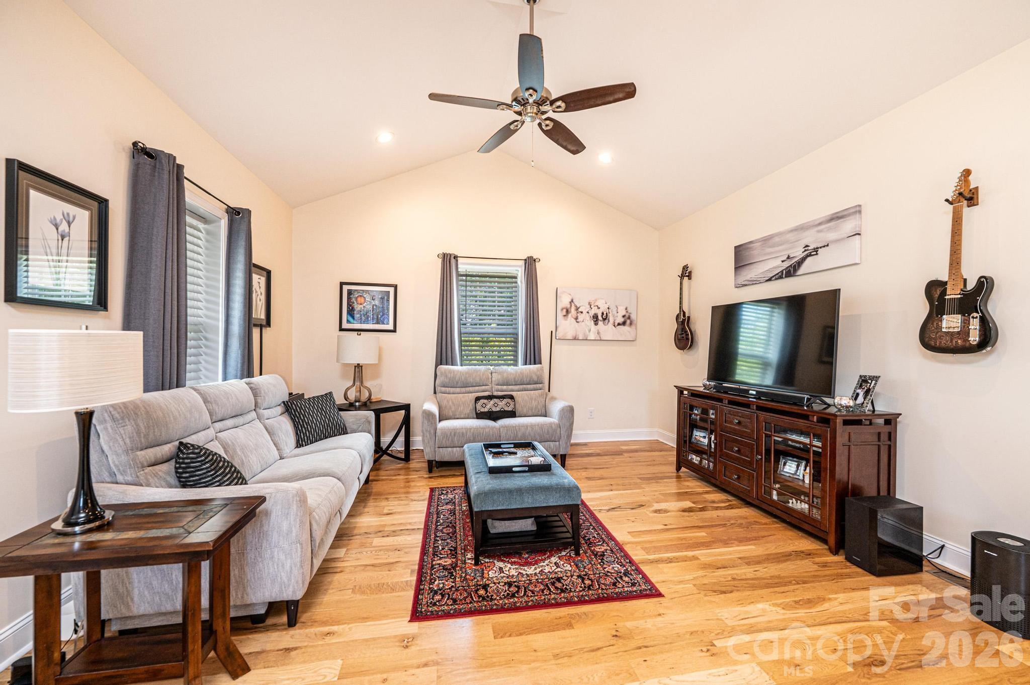 1092 33rd Avenue Loop NE — Hickory