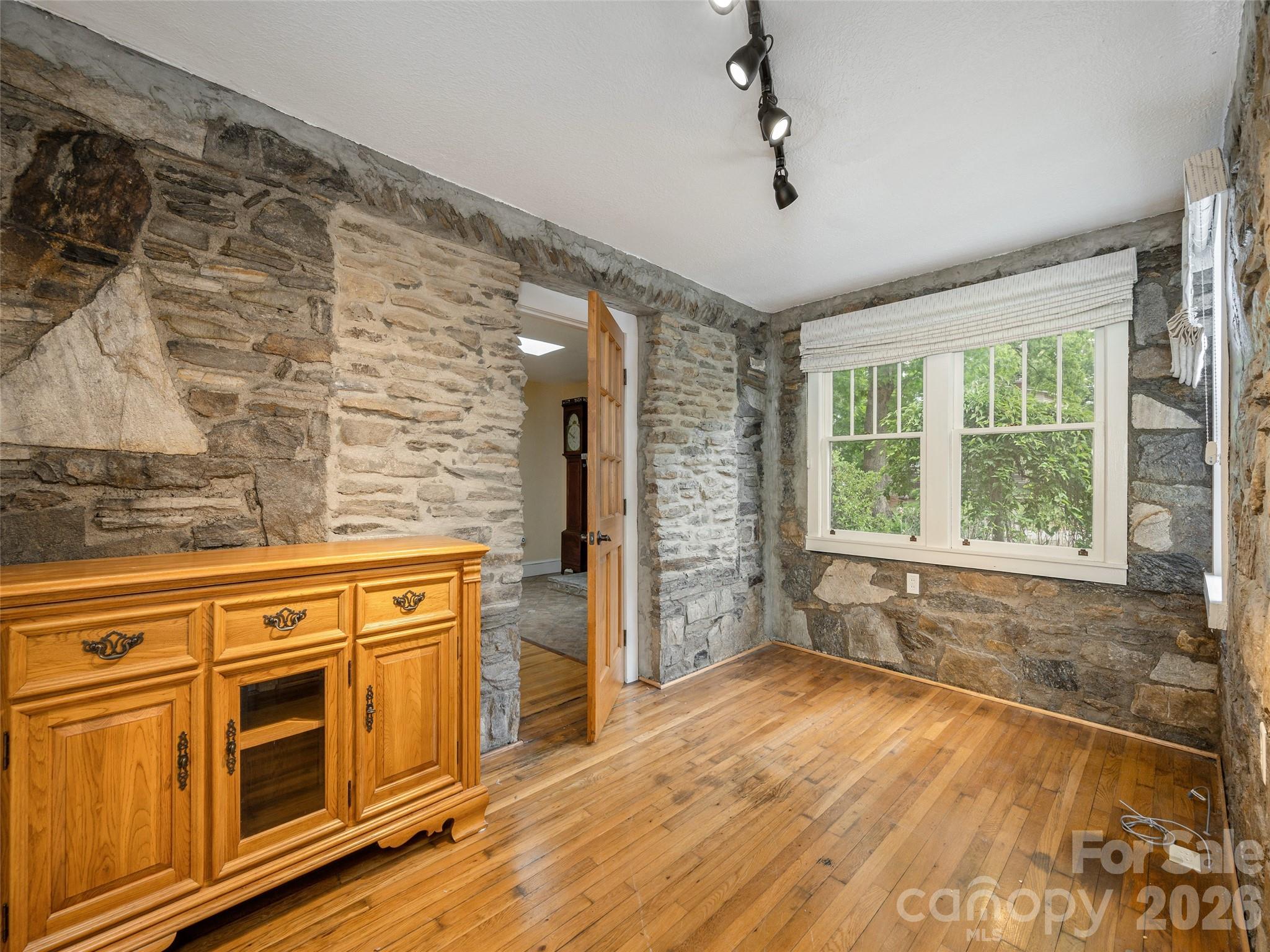 115 Oakland Road — Asheville