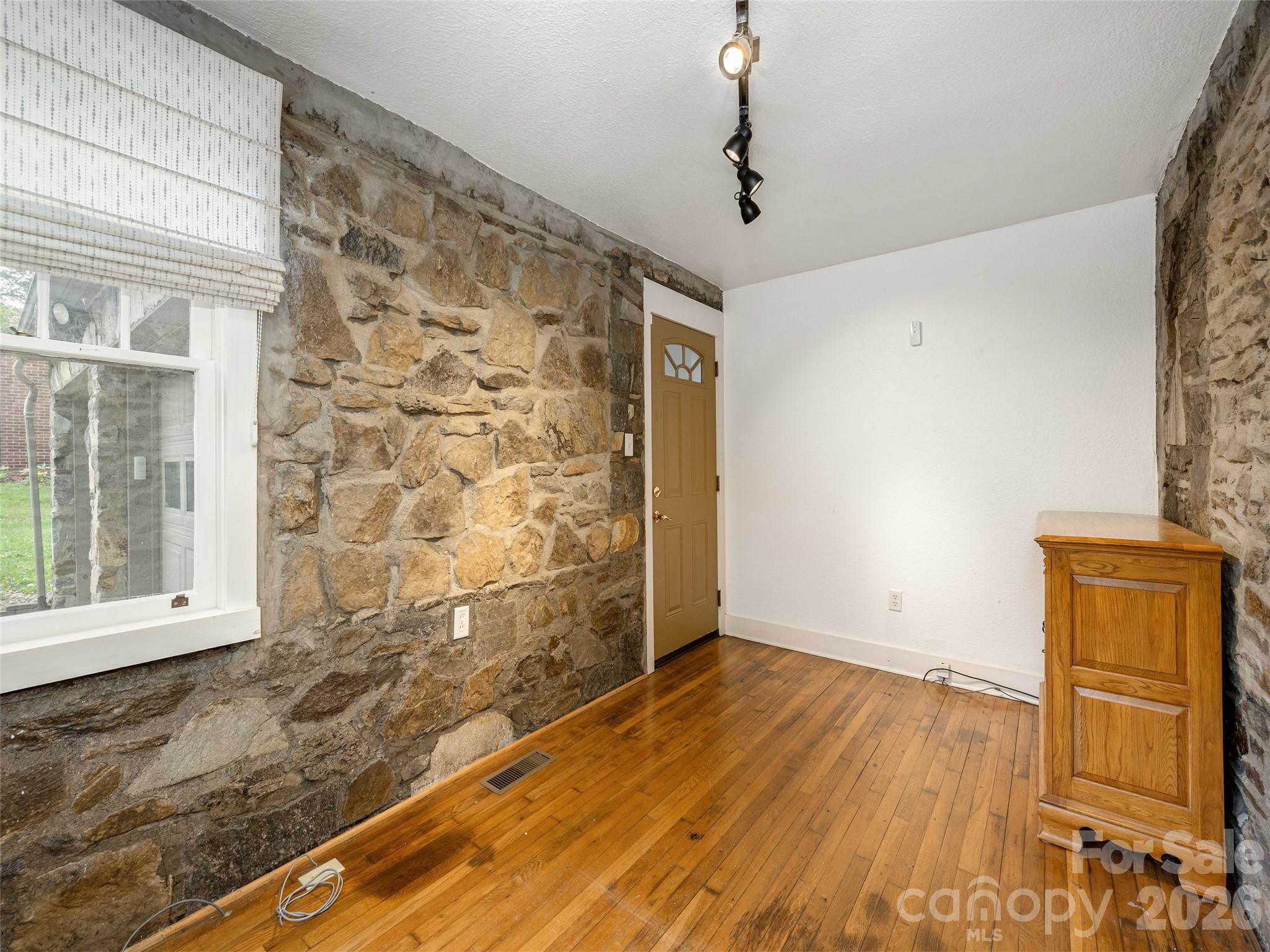 115 Oakland Road — Asheville