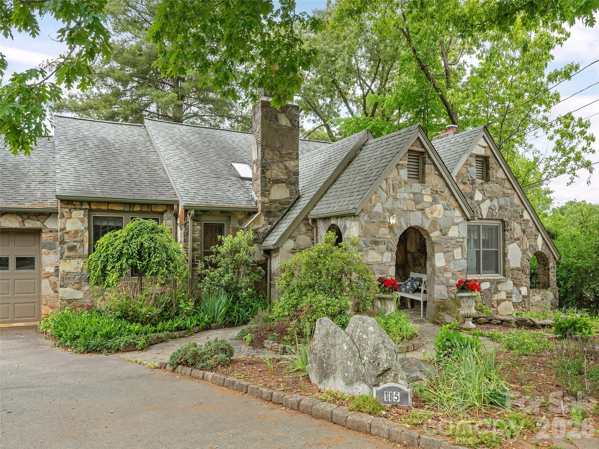 115 Oakland Road — Asheville