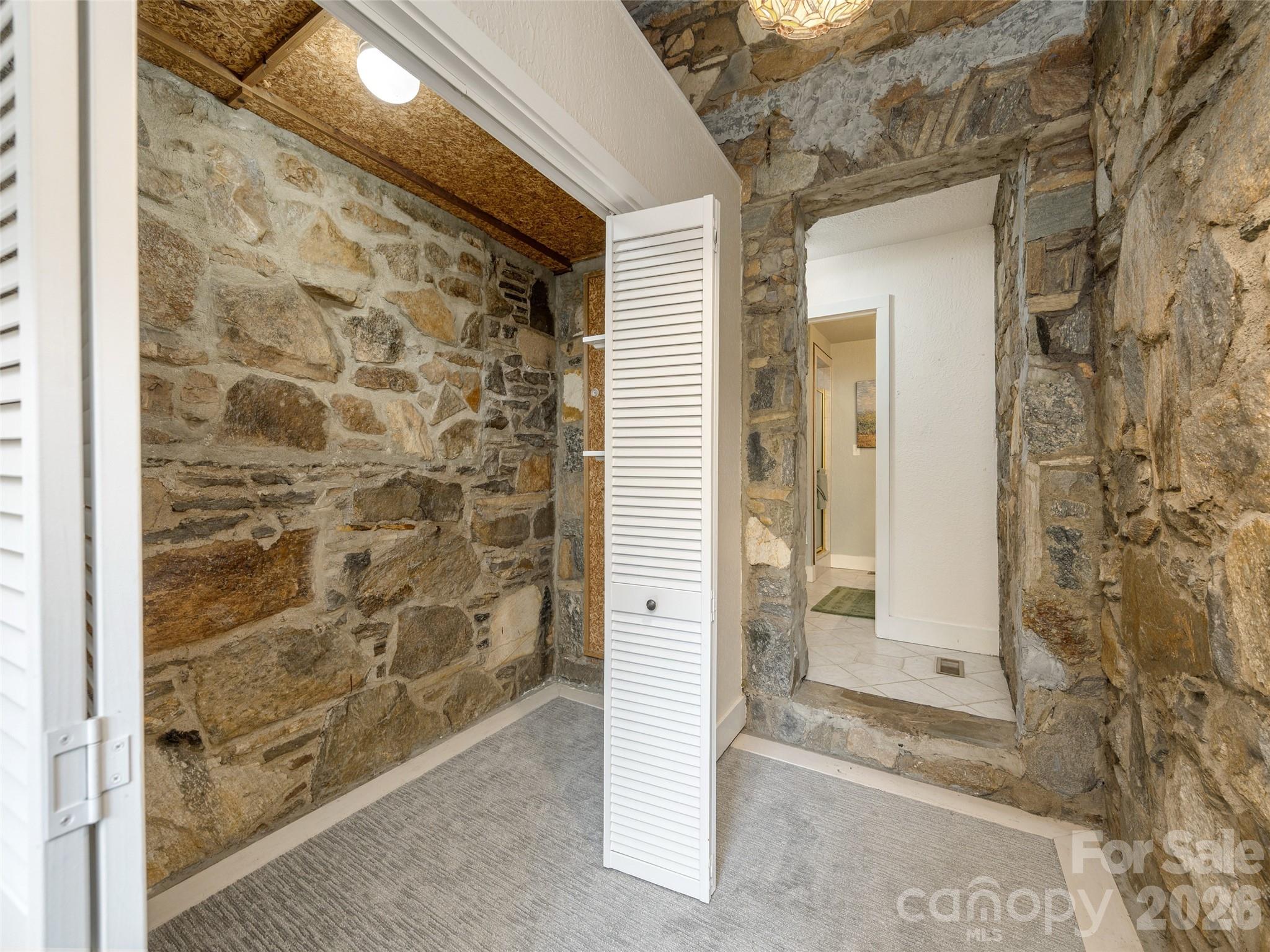 115 Oakland Road — Asheville