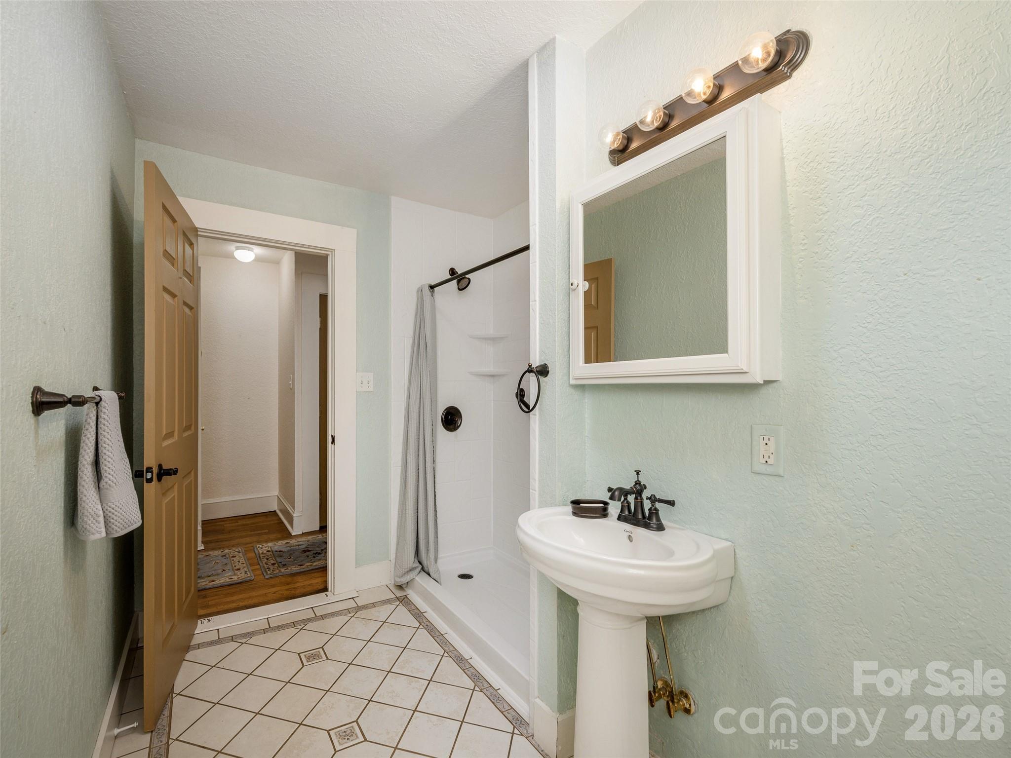 115 Oakland Road — Asheville