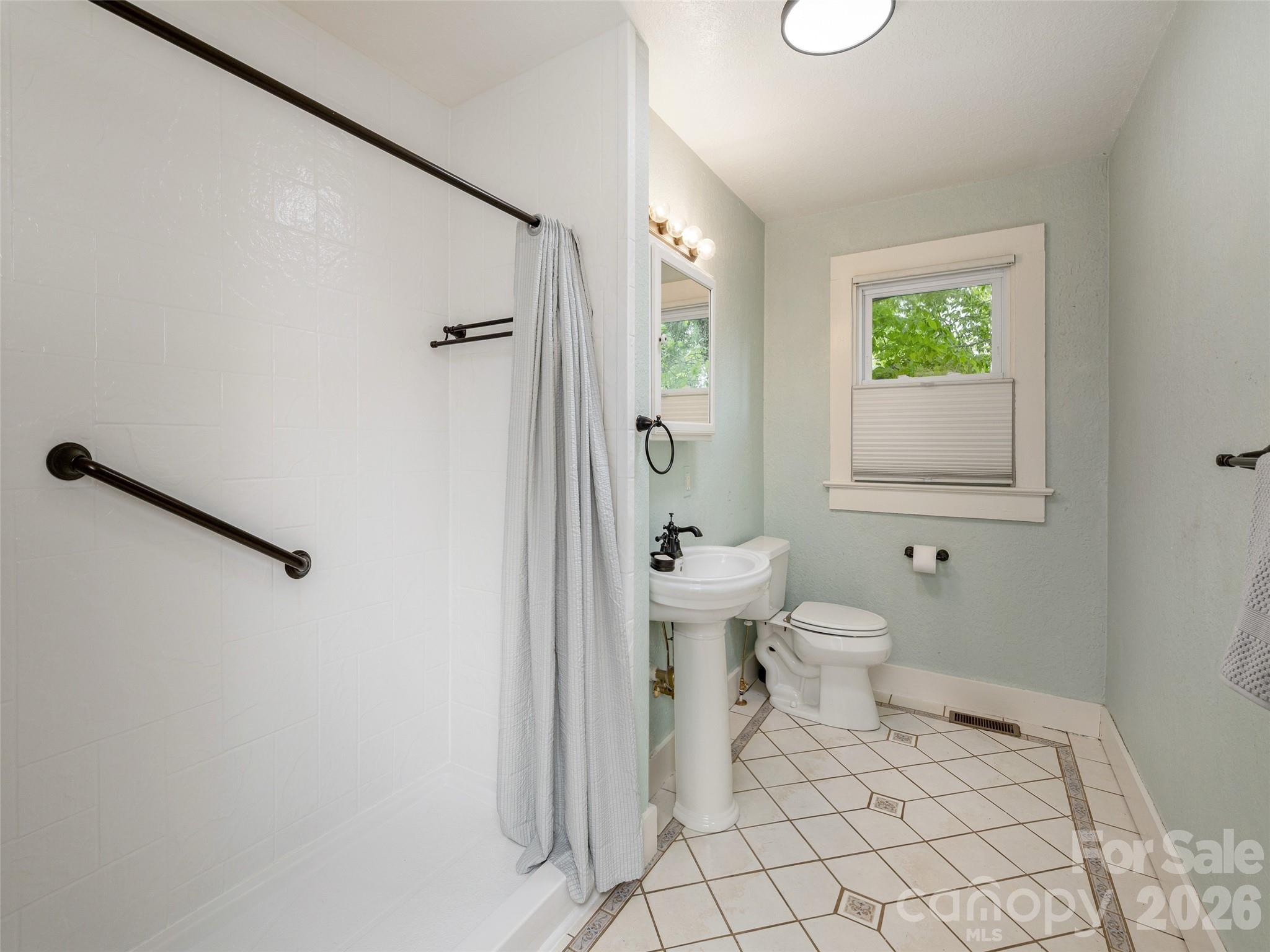 115 Oakland Road — Asheville