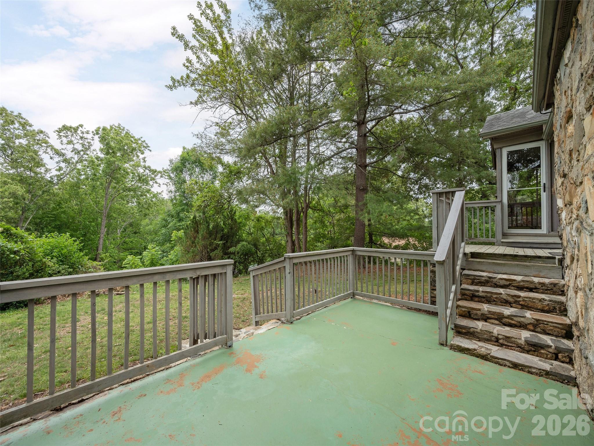 115 Oakland Road — Asheville