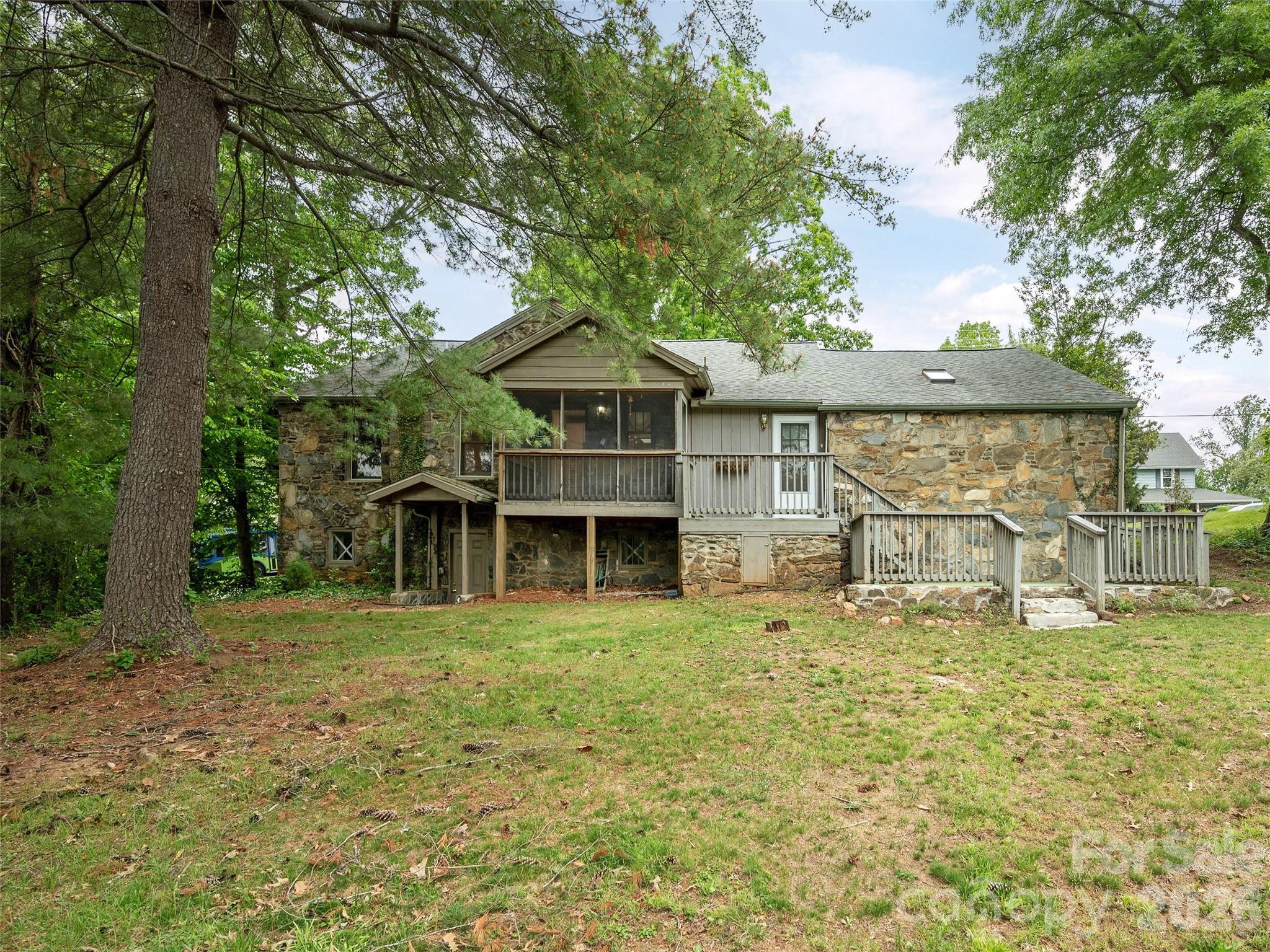 115 Oakland Road — Asheville
