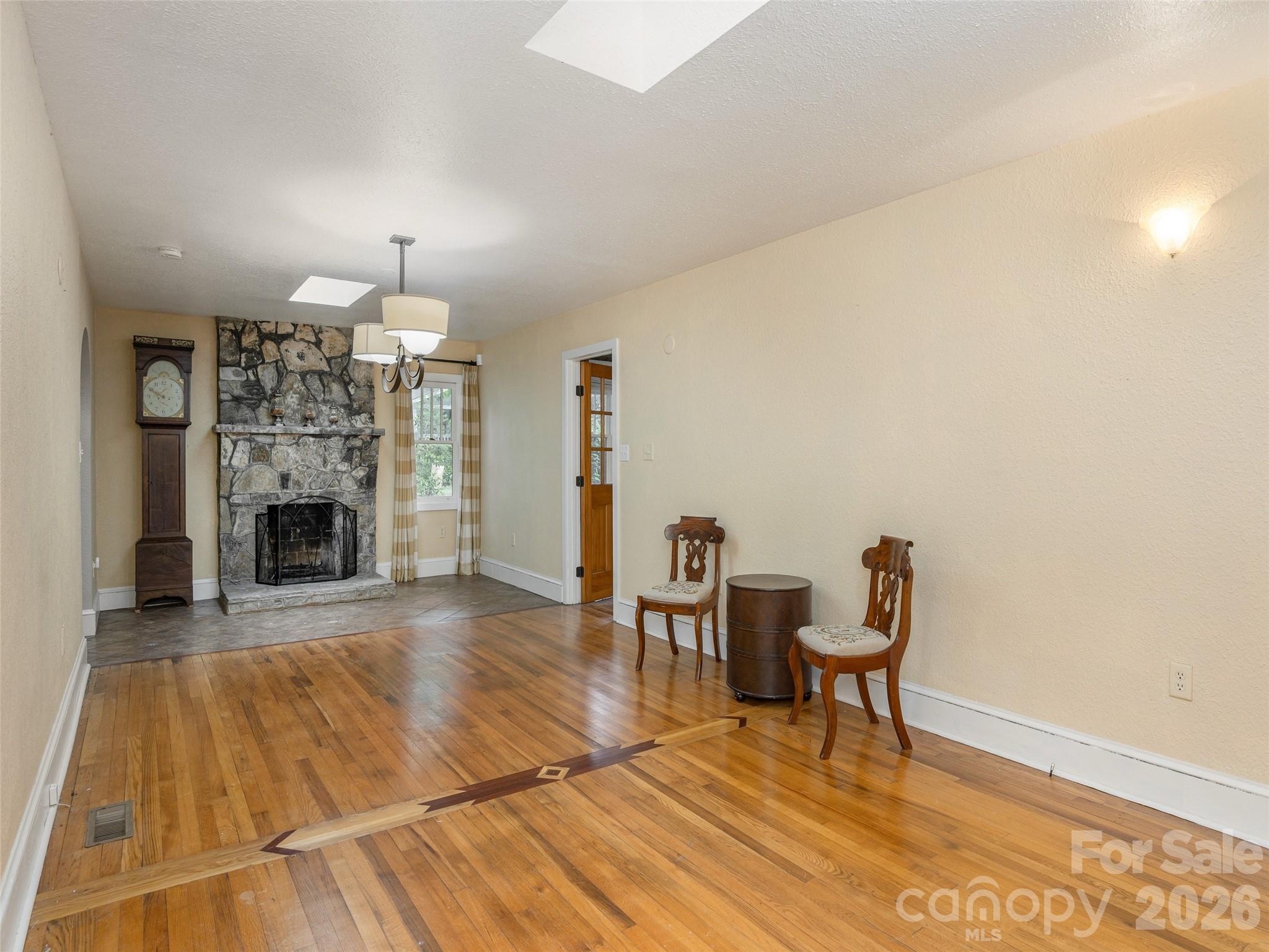 115 Oakland Road — Asheville