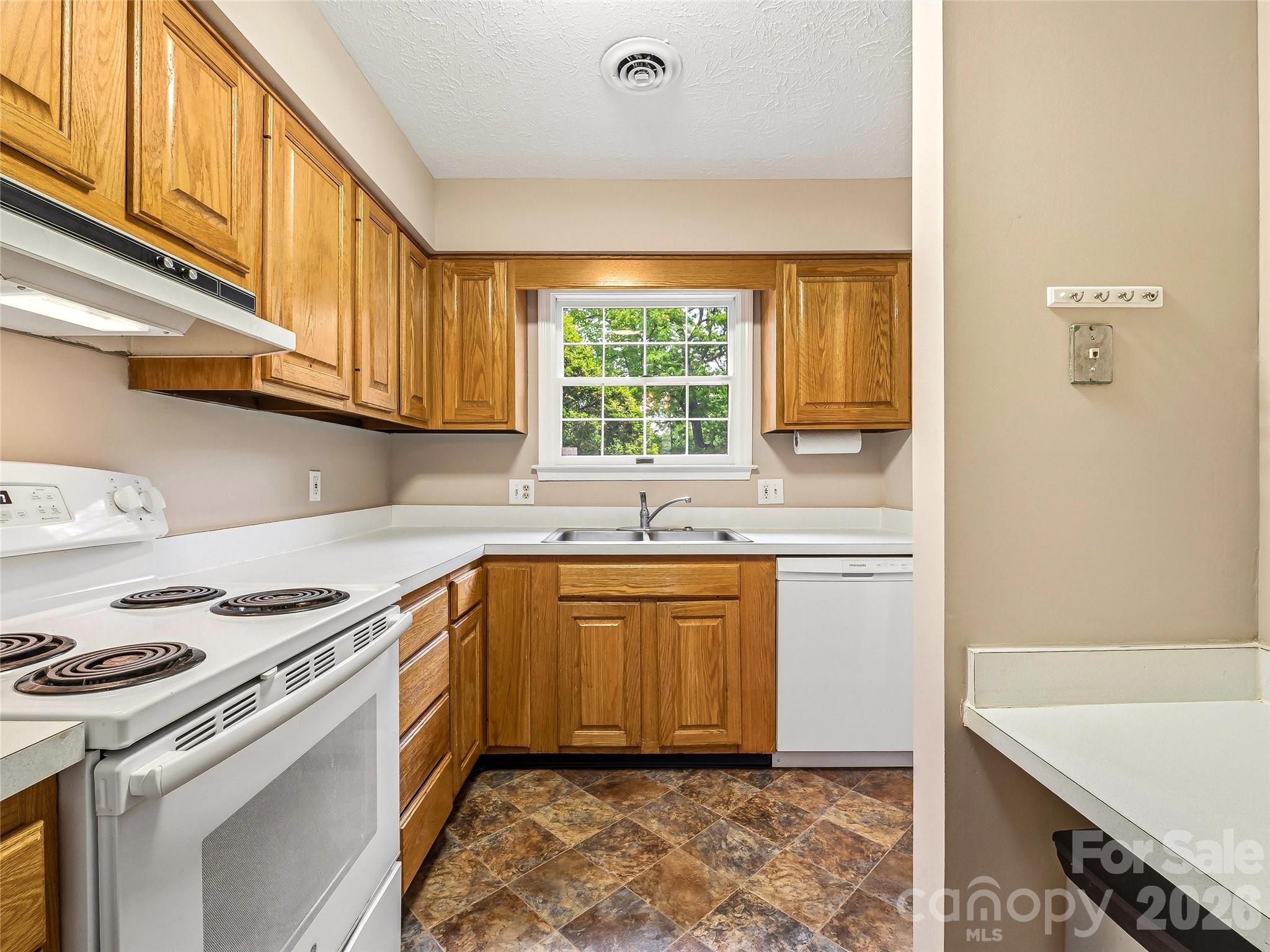 1409 Kensington Road #B6 — Hendersonville