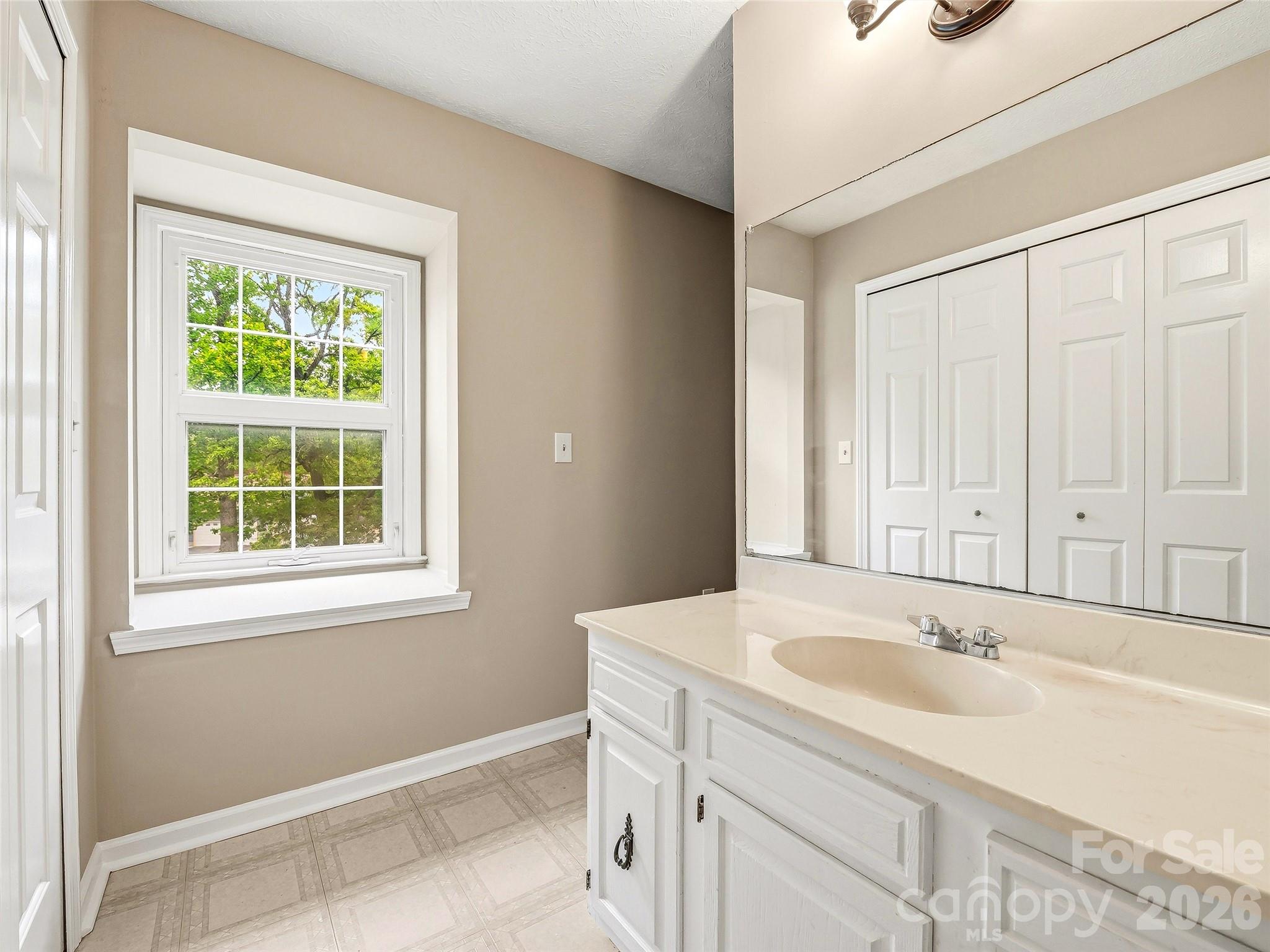 1409 Kensington Road #B6 — Hendersonville