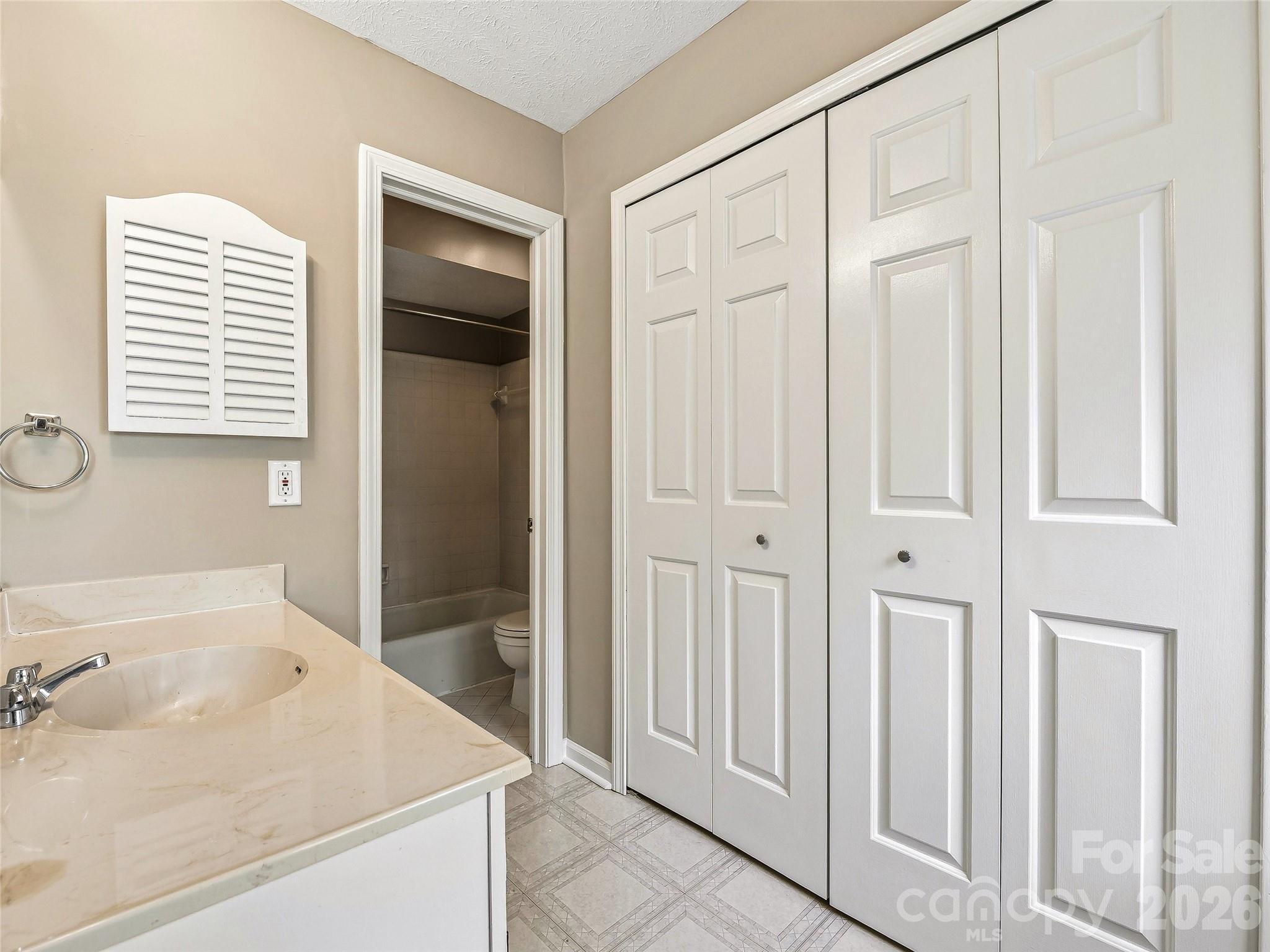 1409 Kensington Road #B6 — Hendersonville