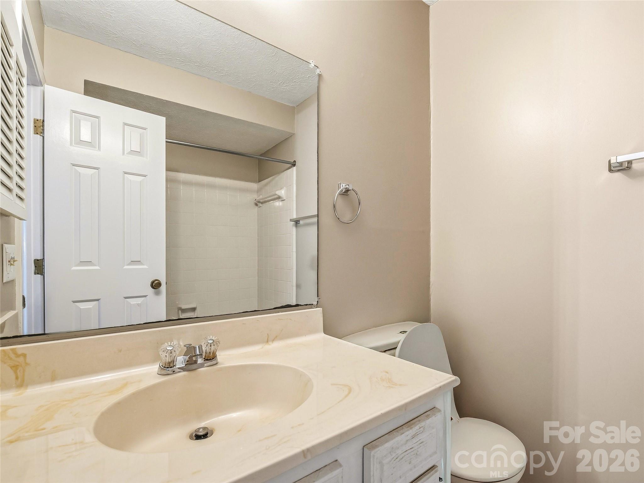 1409 Kensington Road #B6 — Hendersonville