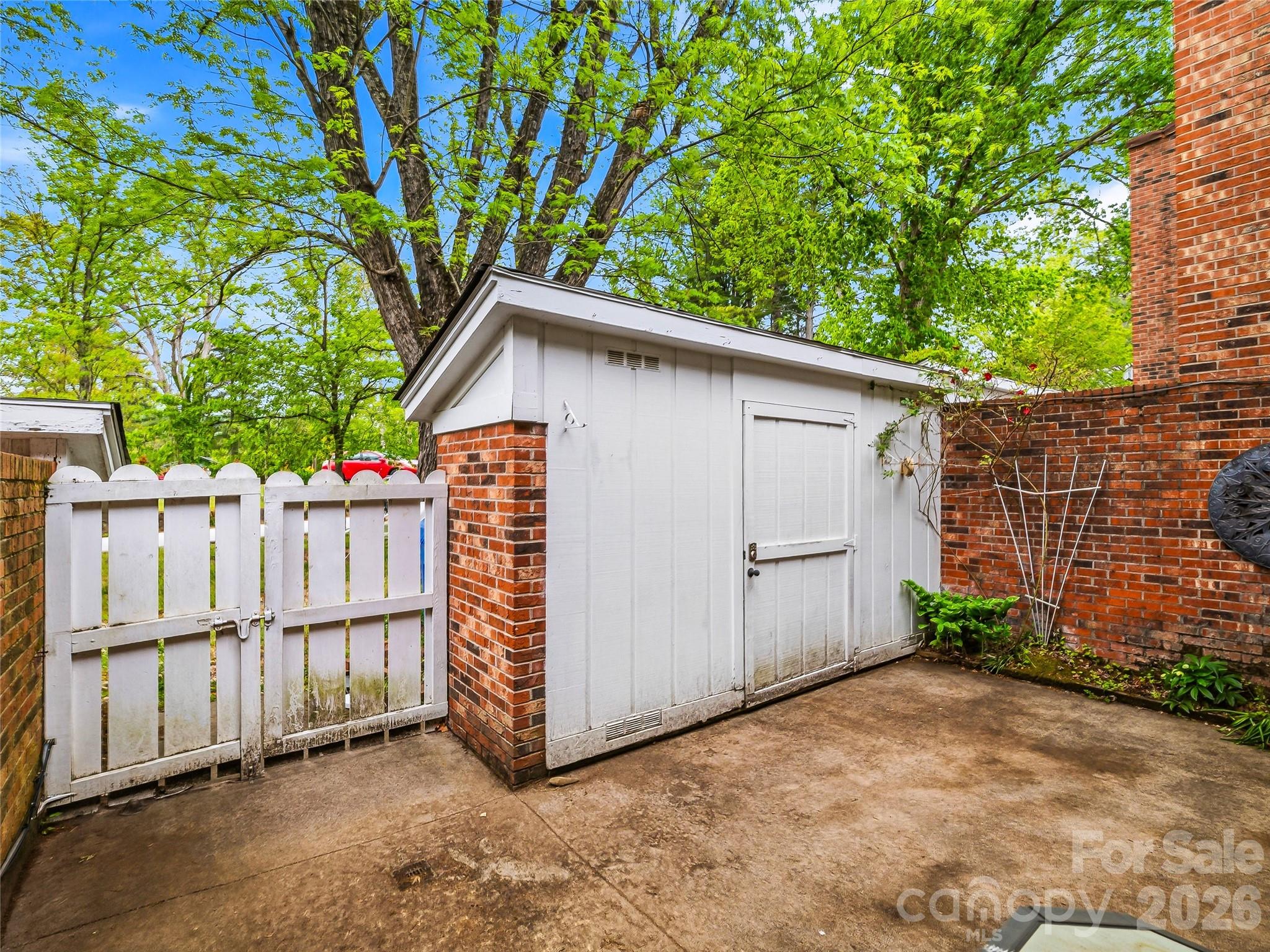 1409 Kensington Road #B6 — Hendersonville
