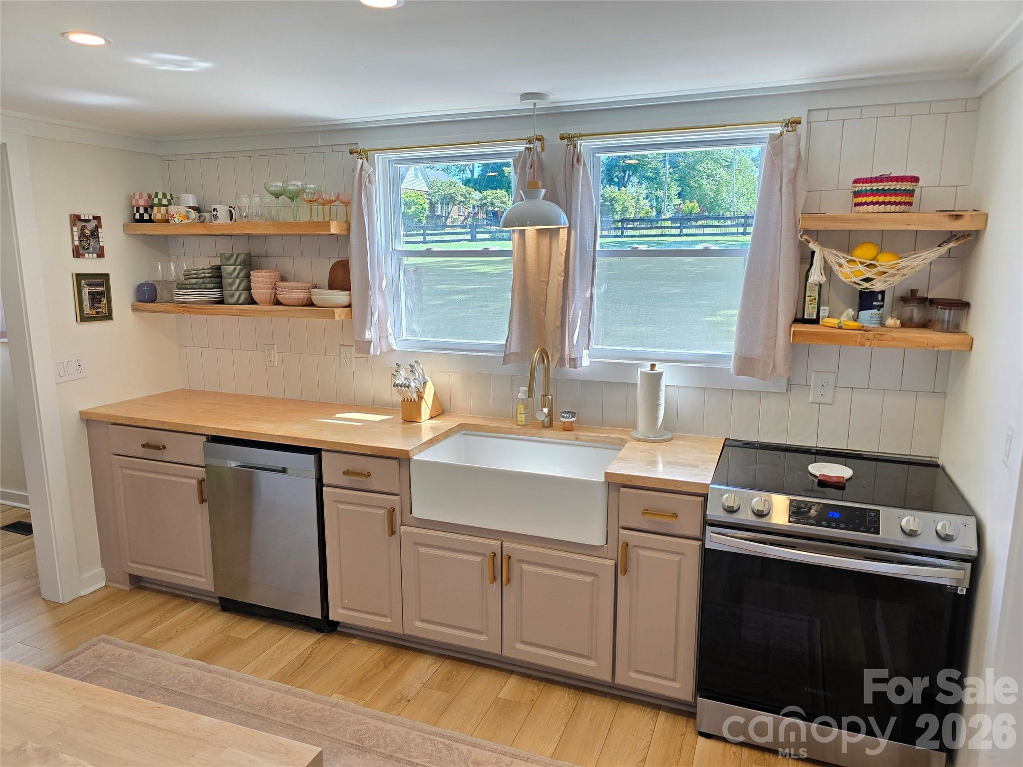 152 Florida Avenue — Forest City