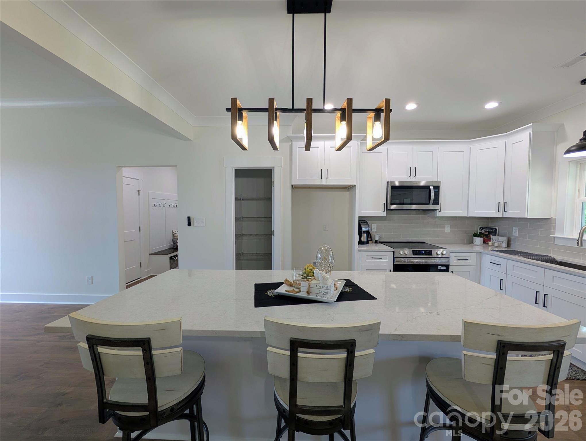 725 Potter Road — Lancaster