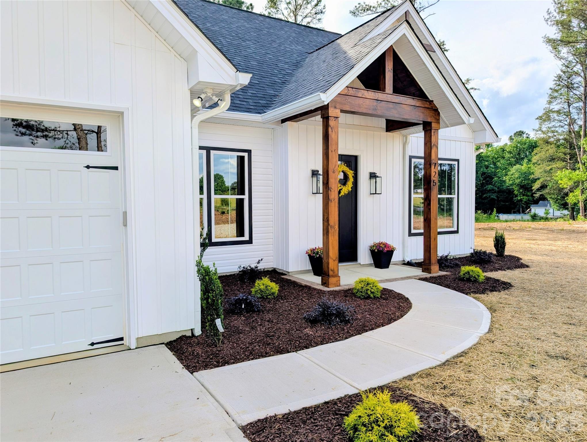 725 Potter Road — Lancaster