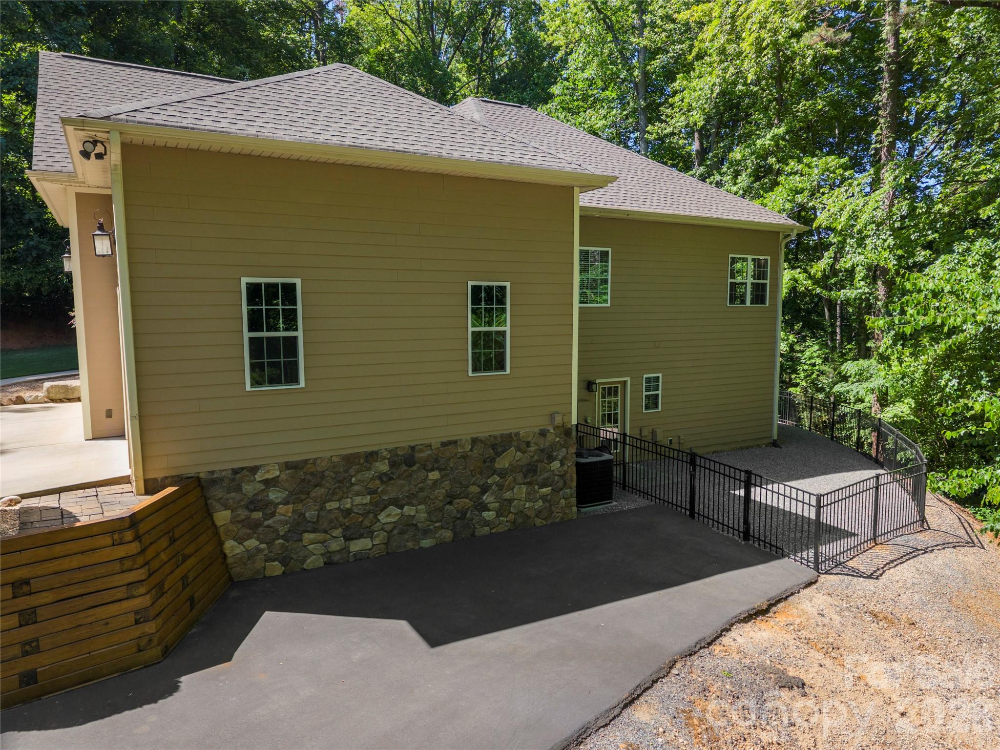 686 White Oaks Road — Mooresville
