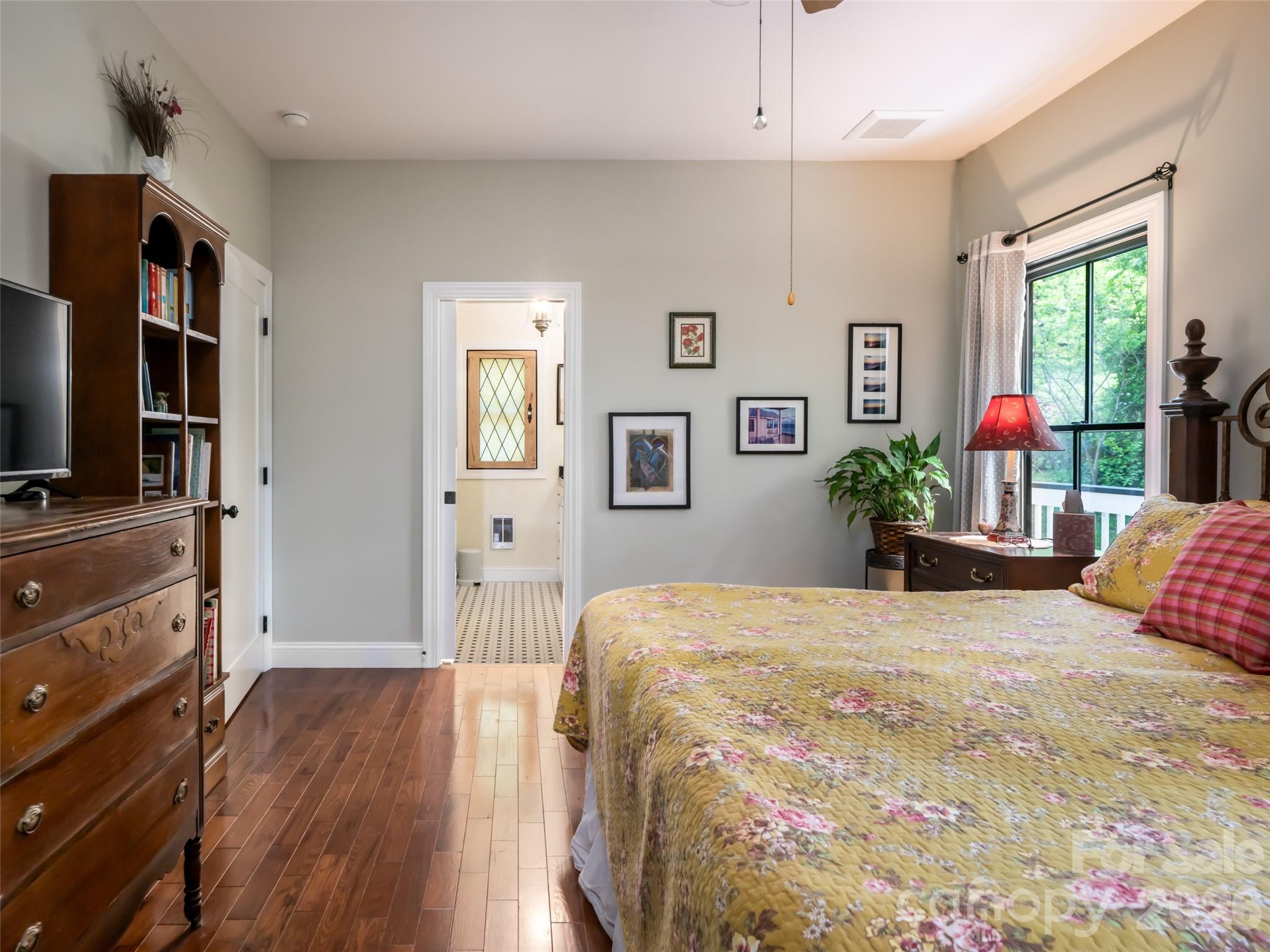 565 Bailey Street — Mars Hill