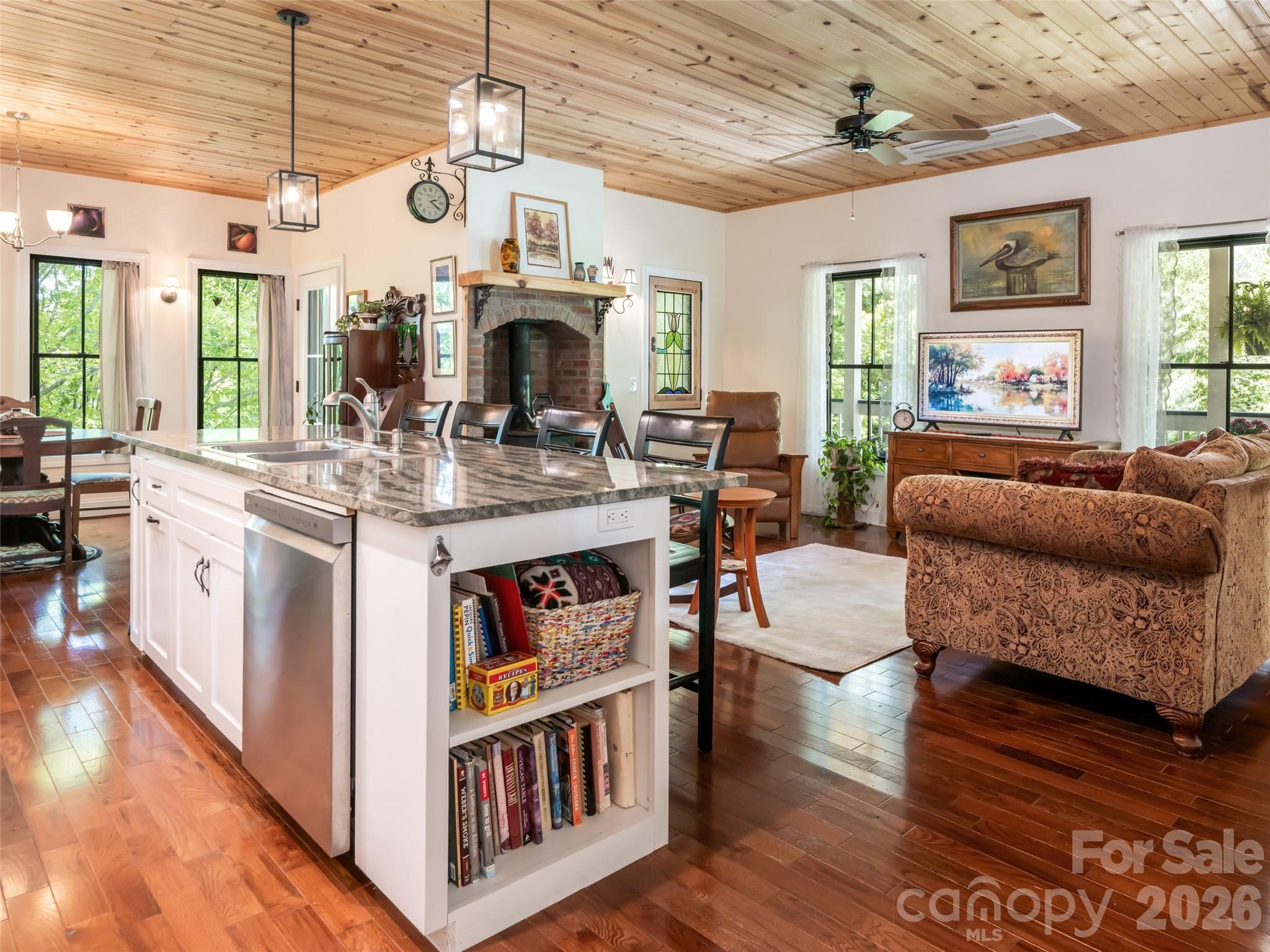 565 Bailey Street — Mars Hill
