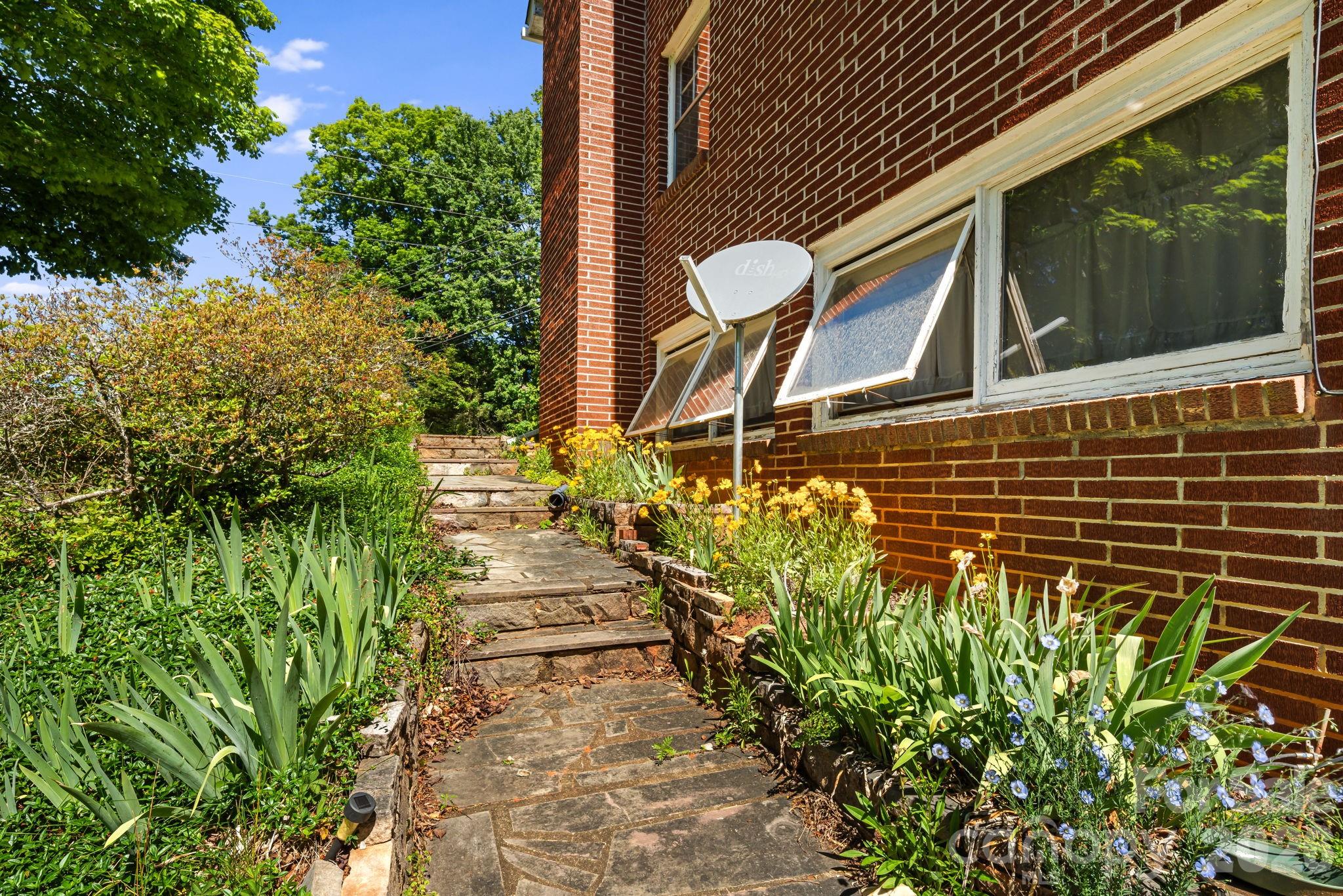284 Chestnut Street — Mars Hill