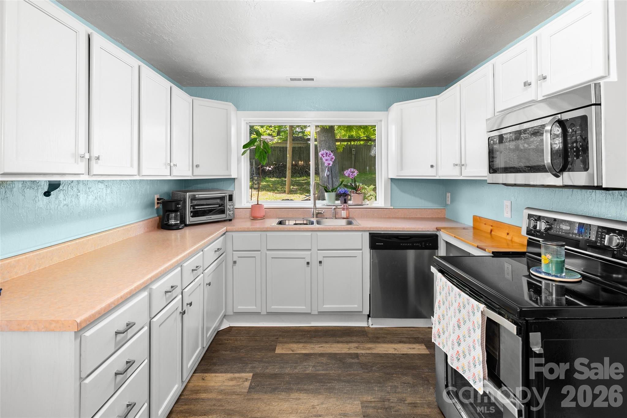 28 Cathys Cove Road — Hendersonville