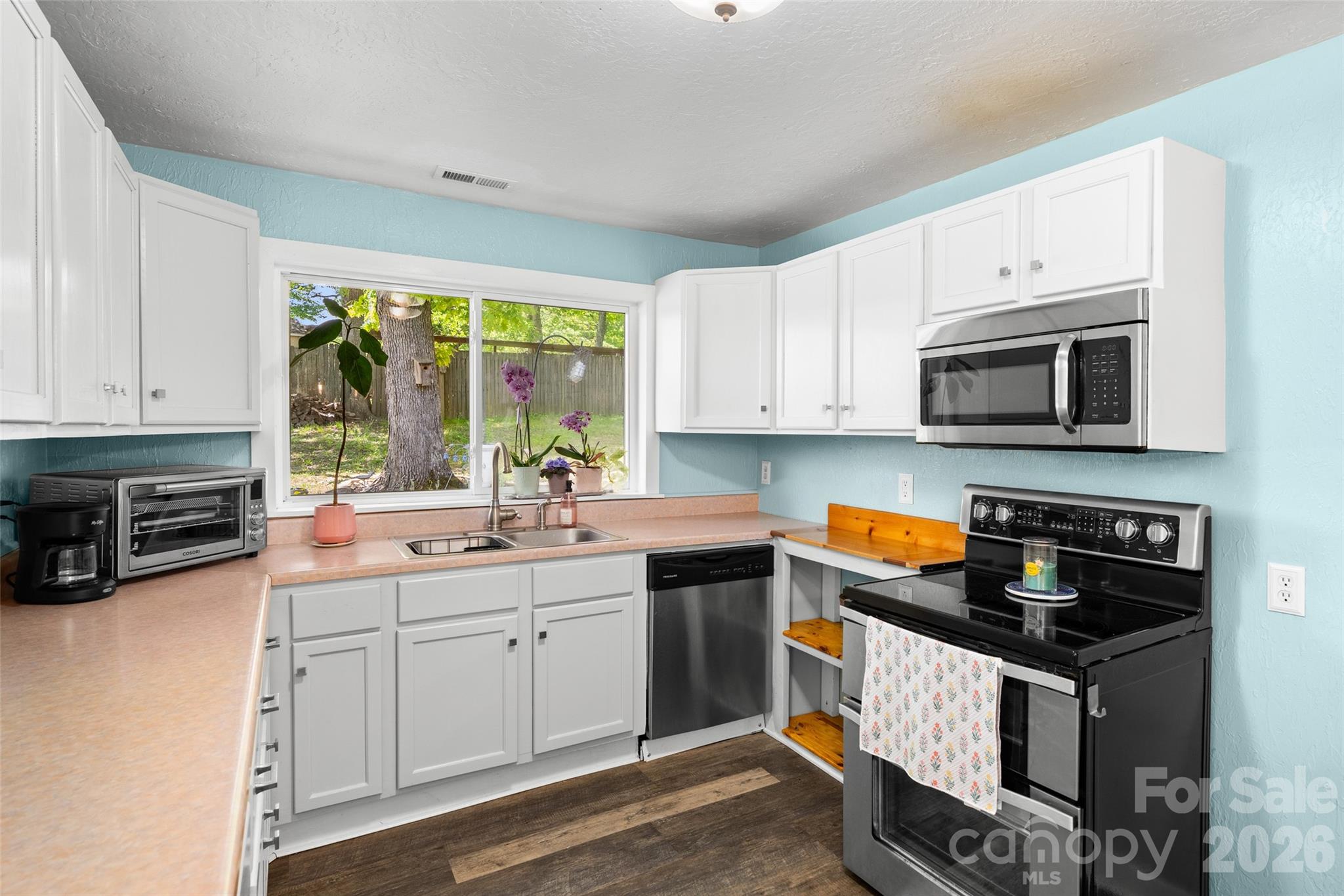 28 Cathys Cove Road — Hendersonville