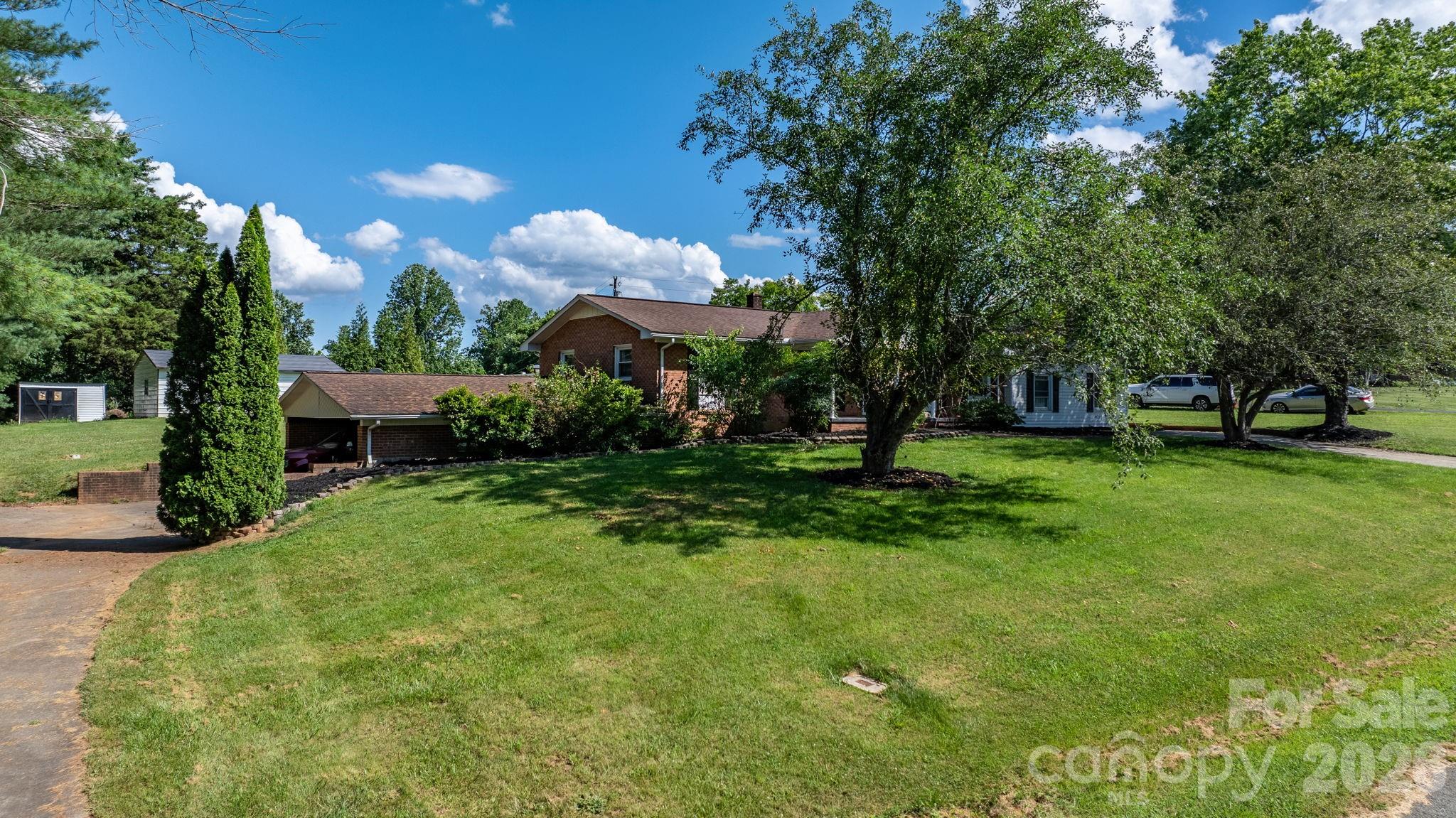 2596 SweetBriar Circle — Lenoir