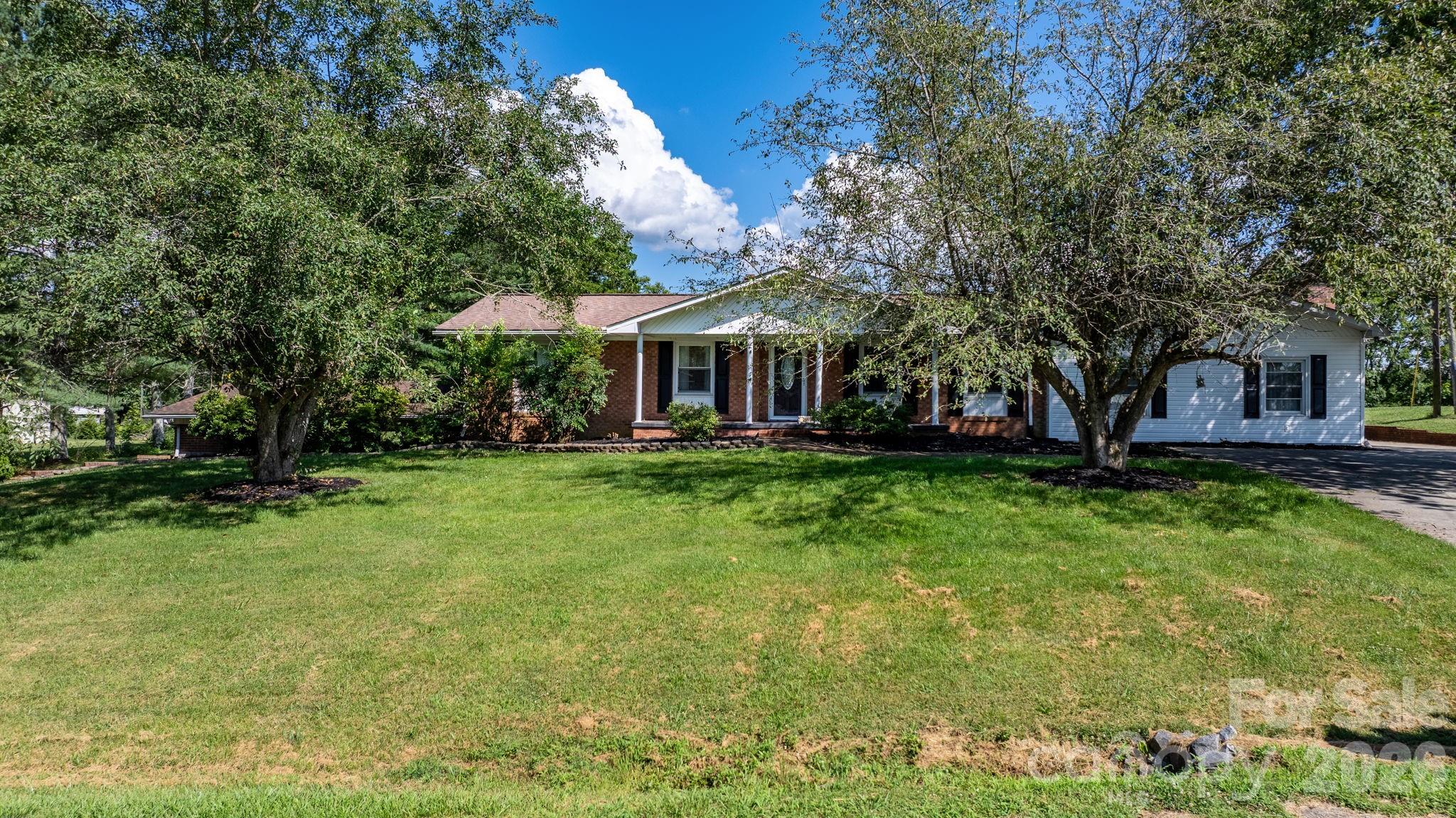 2596 SweetBriar Circle — Lenoir