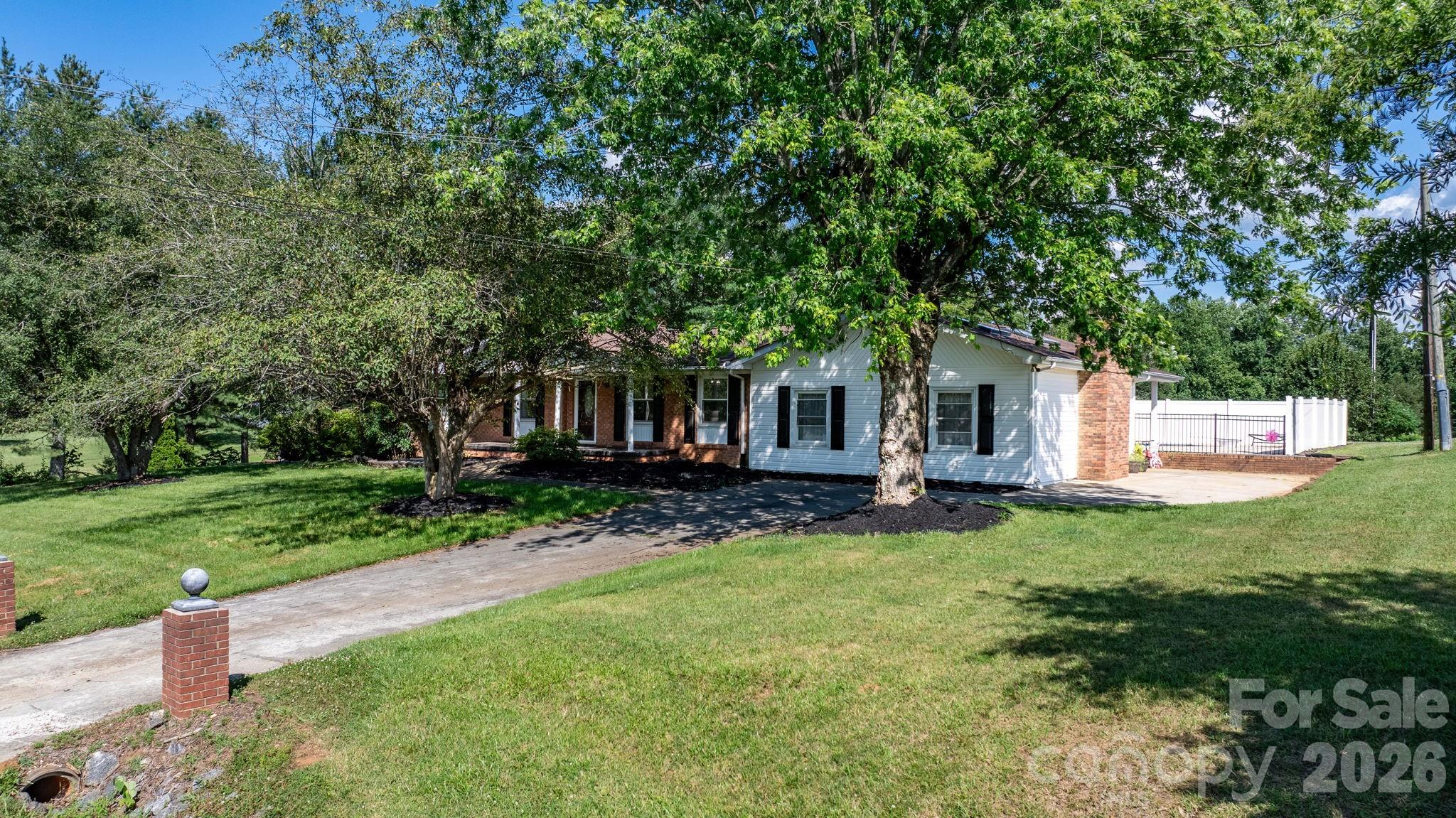 2596 SweetBriar Circle — Lenoir
