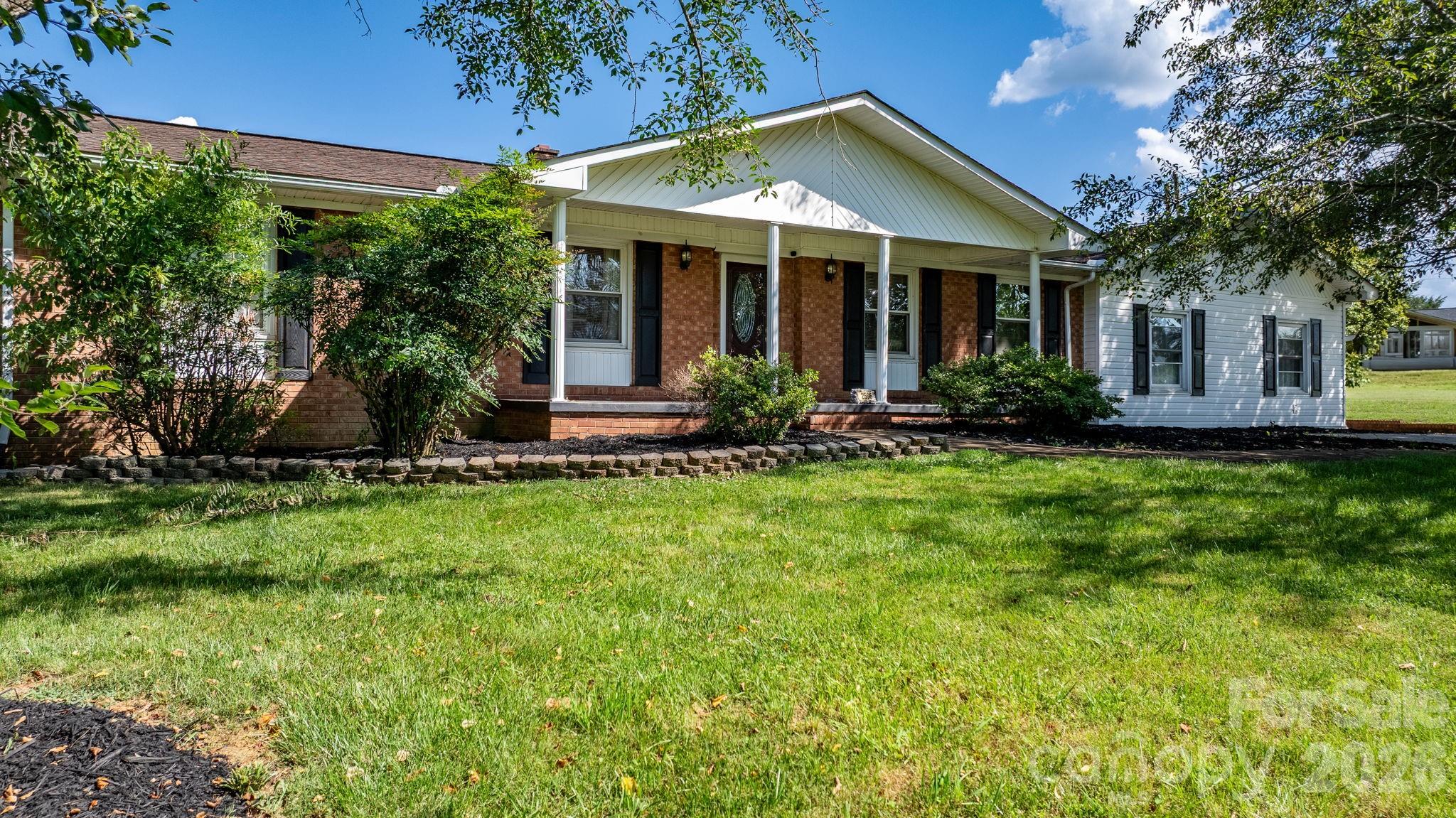 2596 SweetBriar Circle — Lenoir