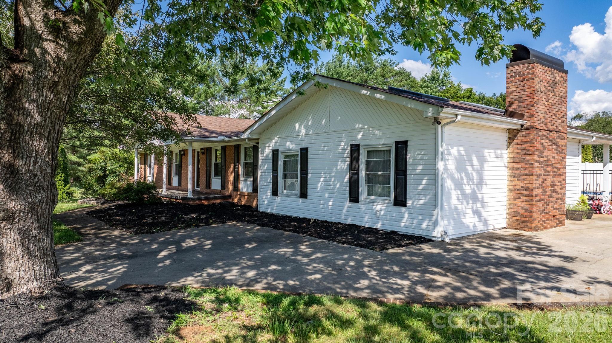 2596 SweetBriar Circle — Lenoir