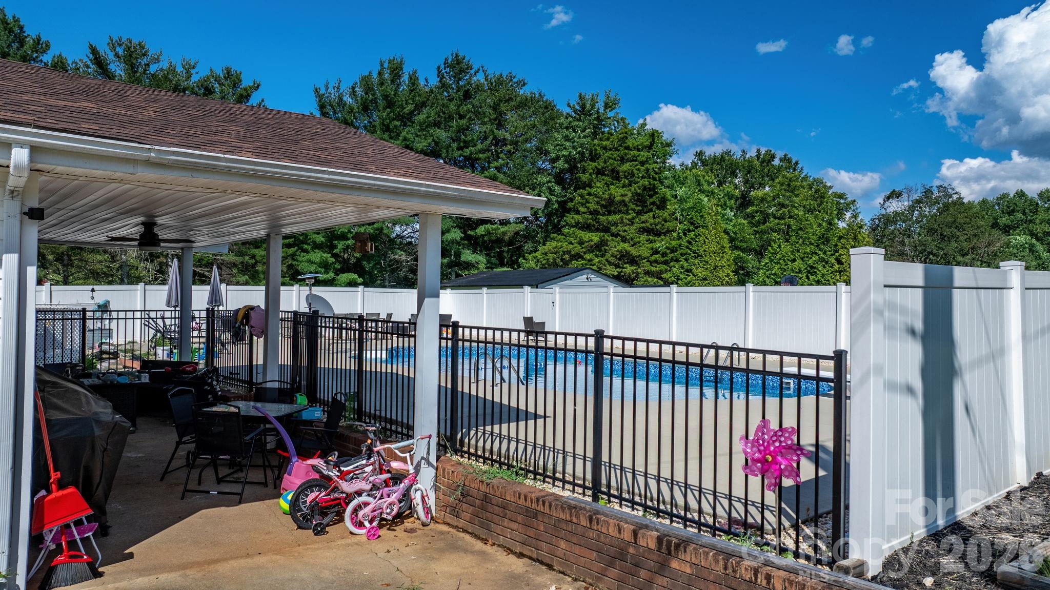 2596 SweetBriar Circle — Lenoir