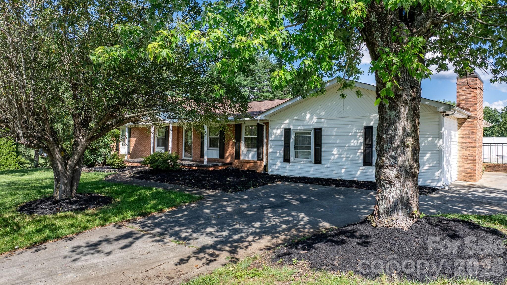2596 SweetBriar Circle — Lenoir