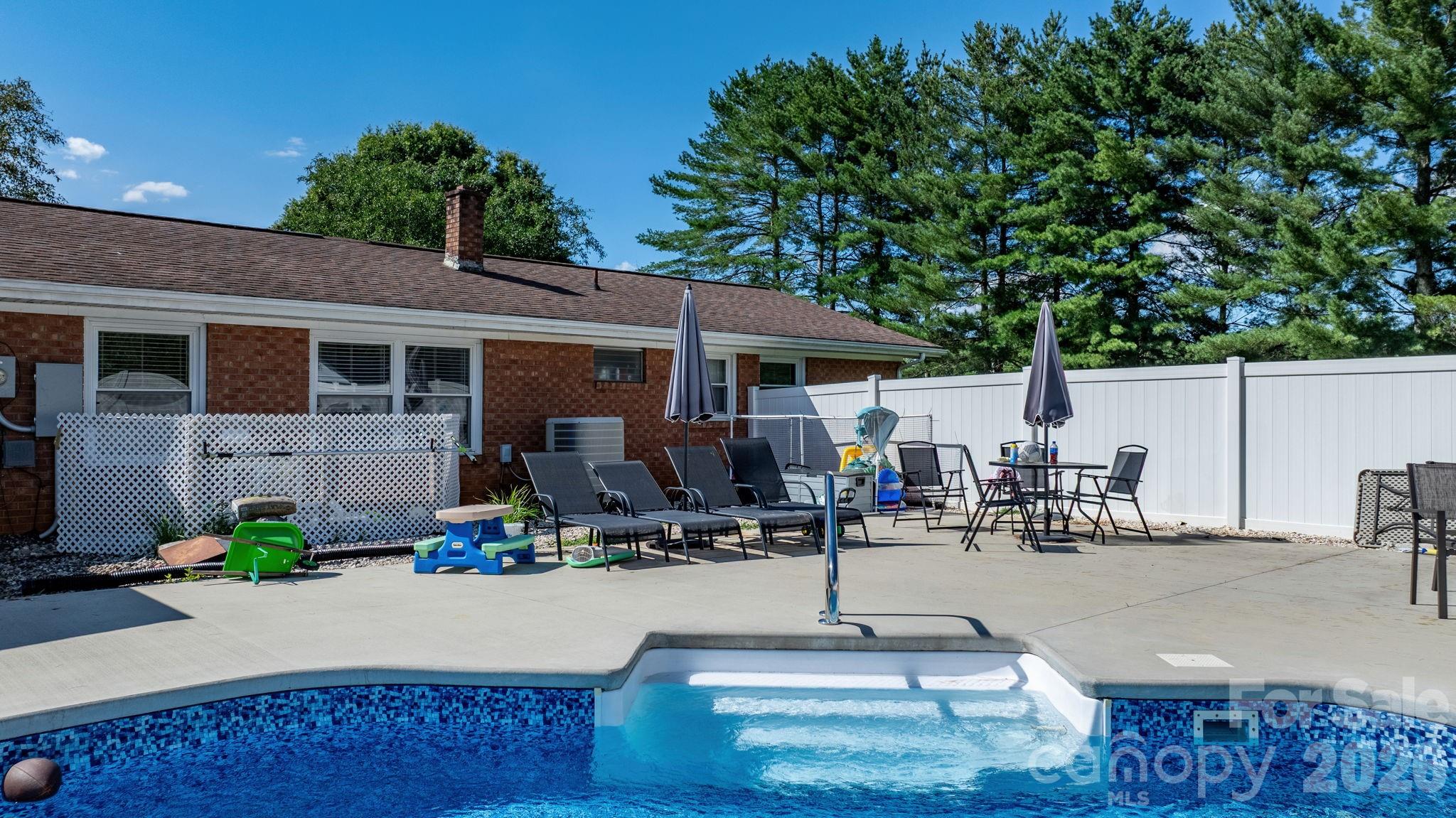 2596 SweetBriar Circle — Lenoir