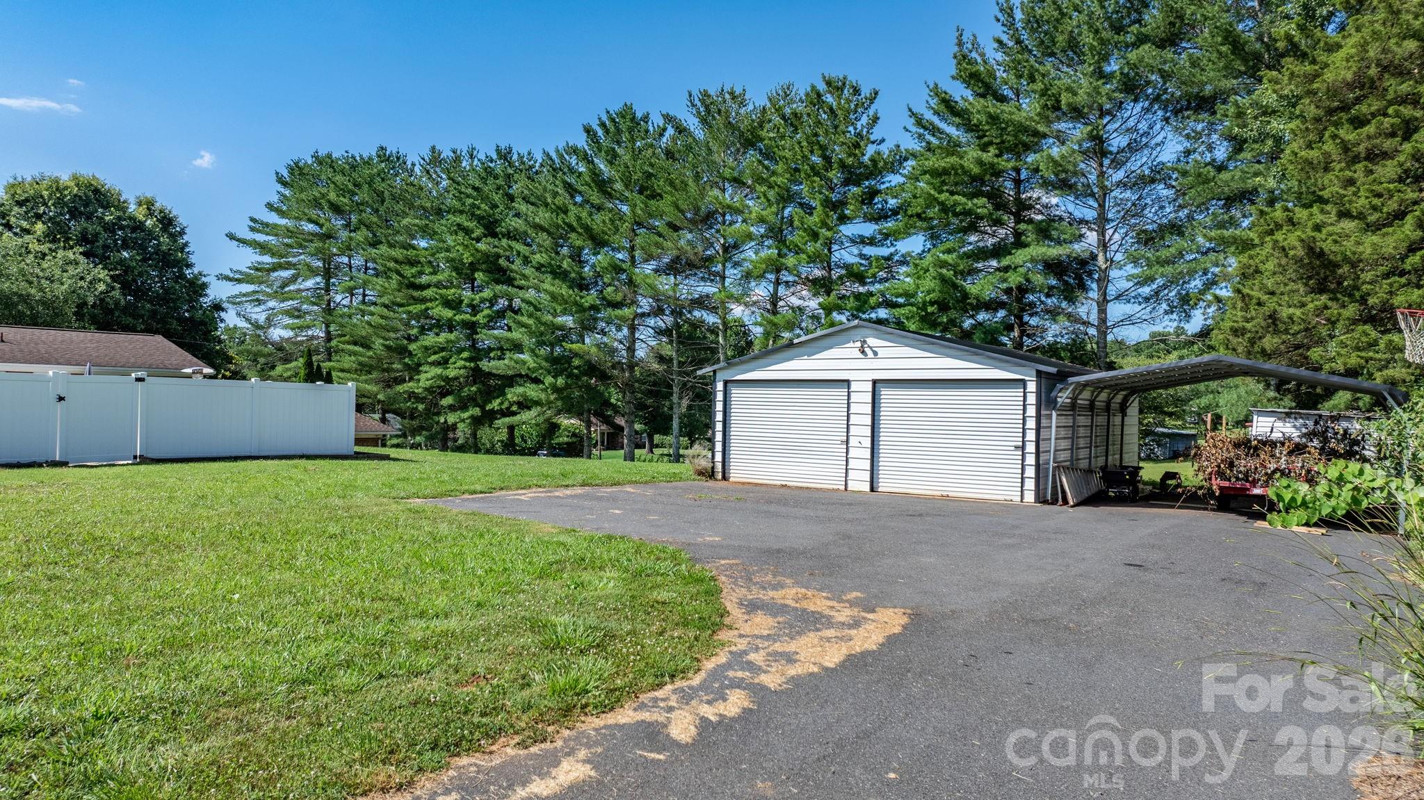 2596 SweetBriar Circle — Lenoir