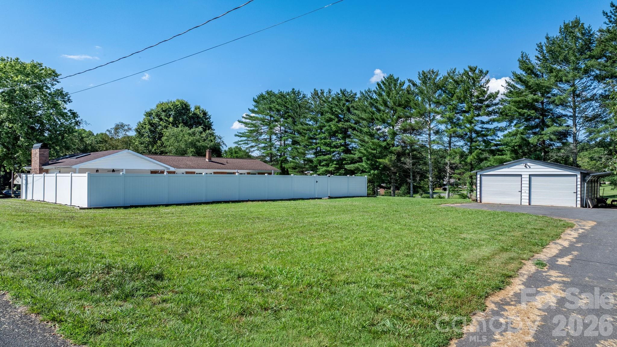 2596 SweetBriar Circle — Lenoir