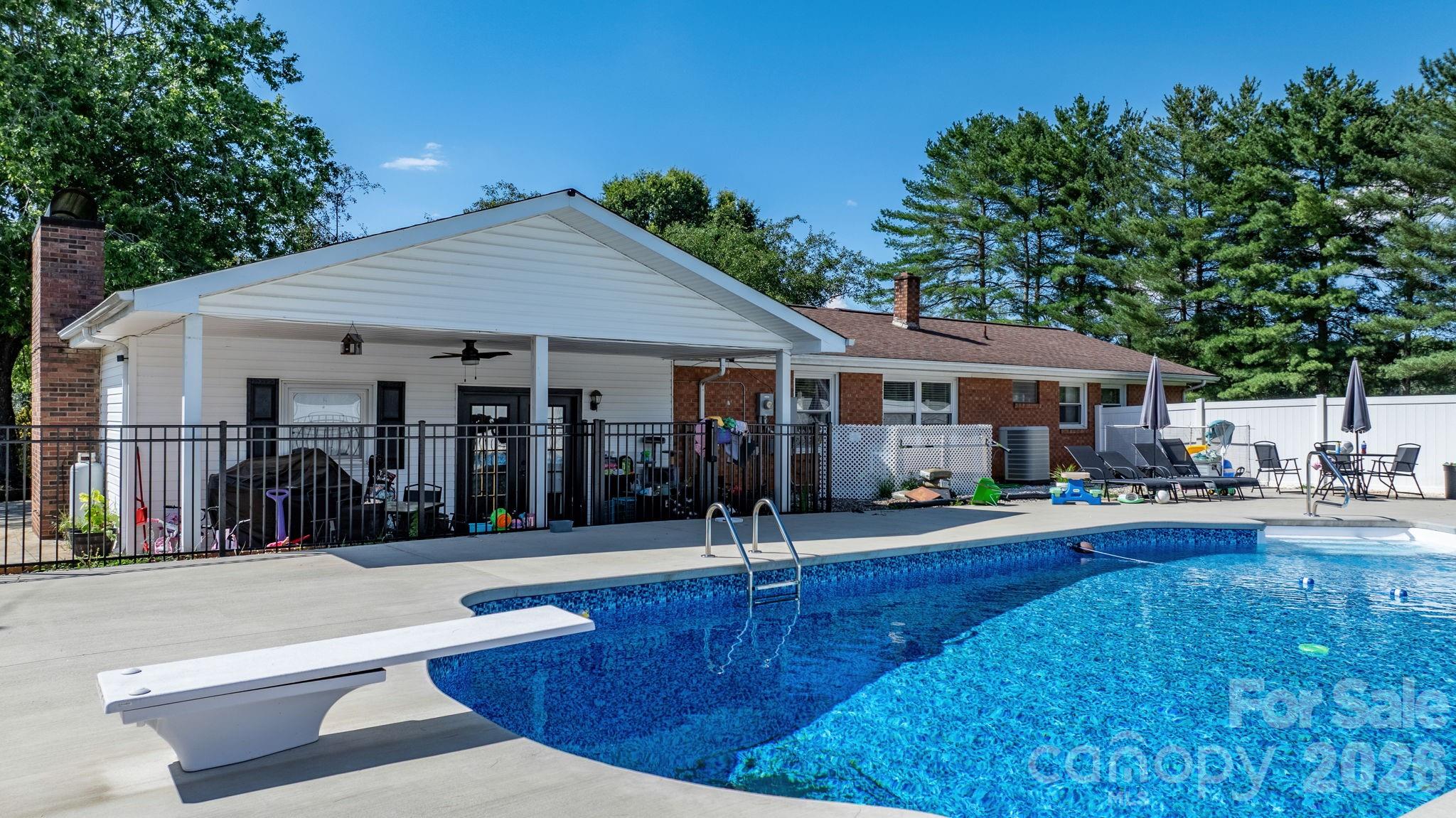 2596 SweetBriar Circle — Lenoir
