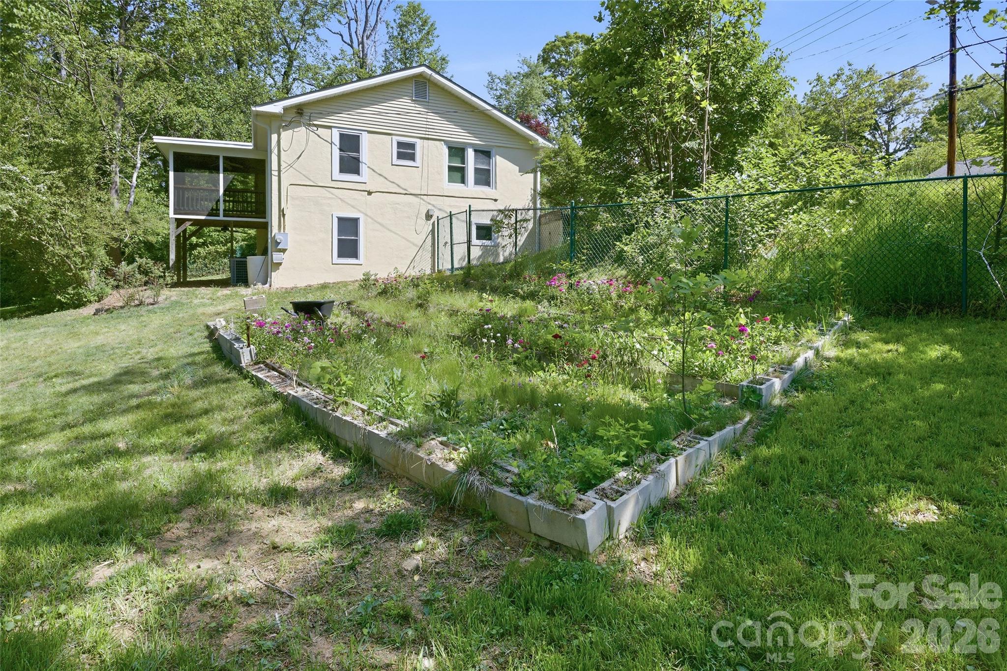 70 Cedar Street — Asheville