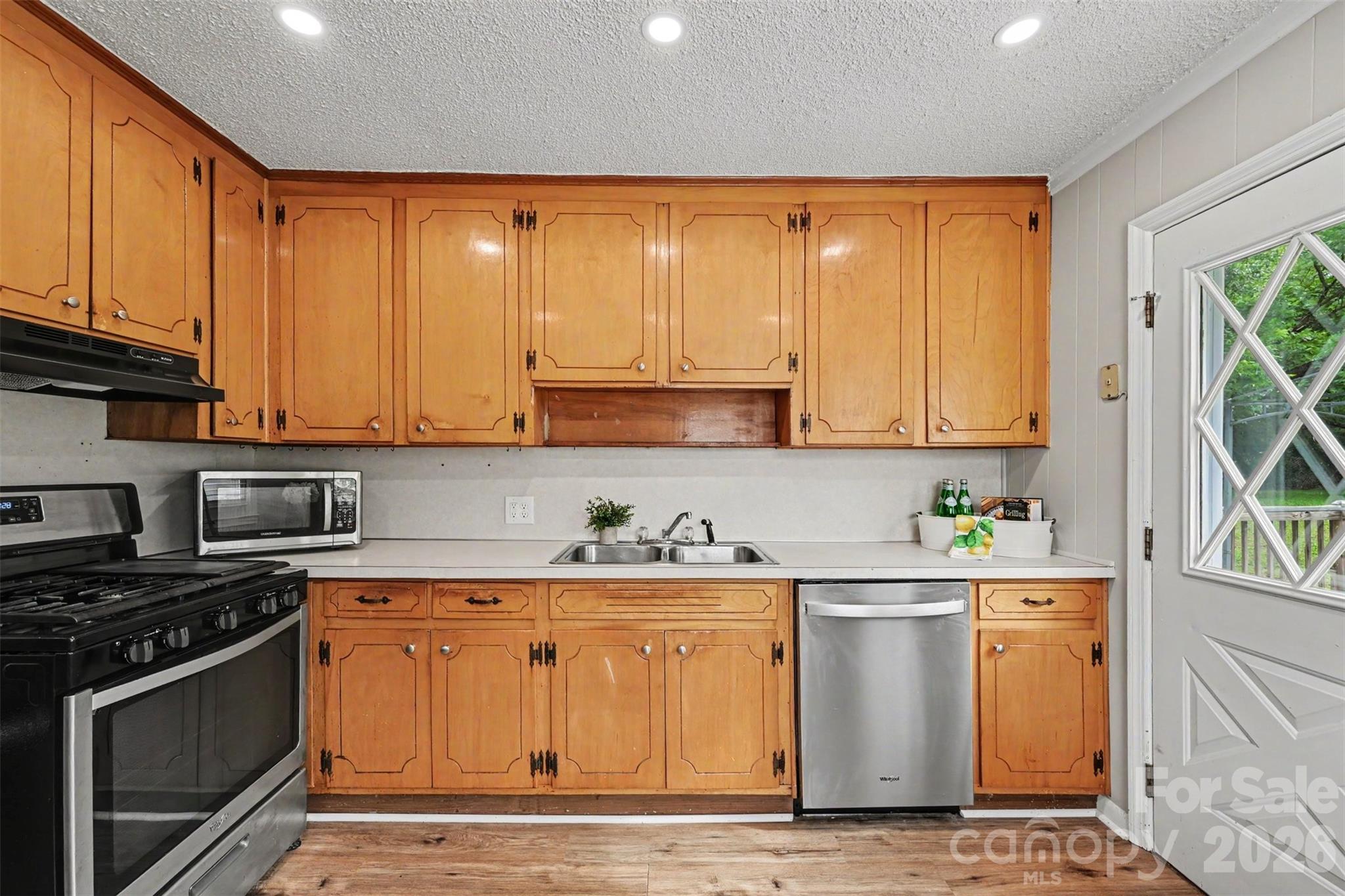 1599 Hillcrest Avenue — Lancaster