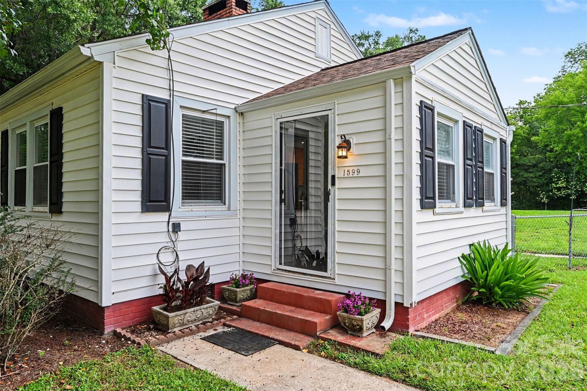 1599 Hillcrest Avenue — Lancaster