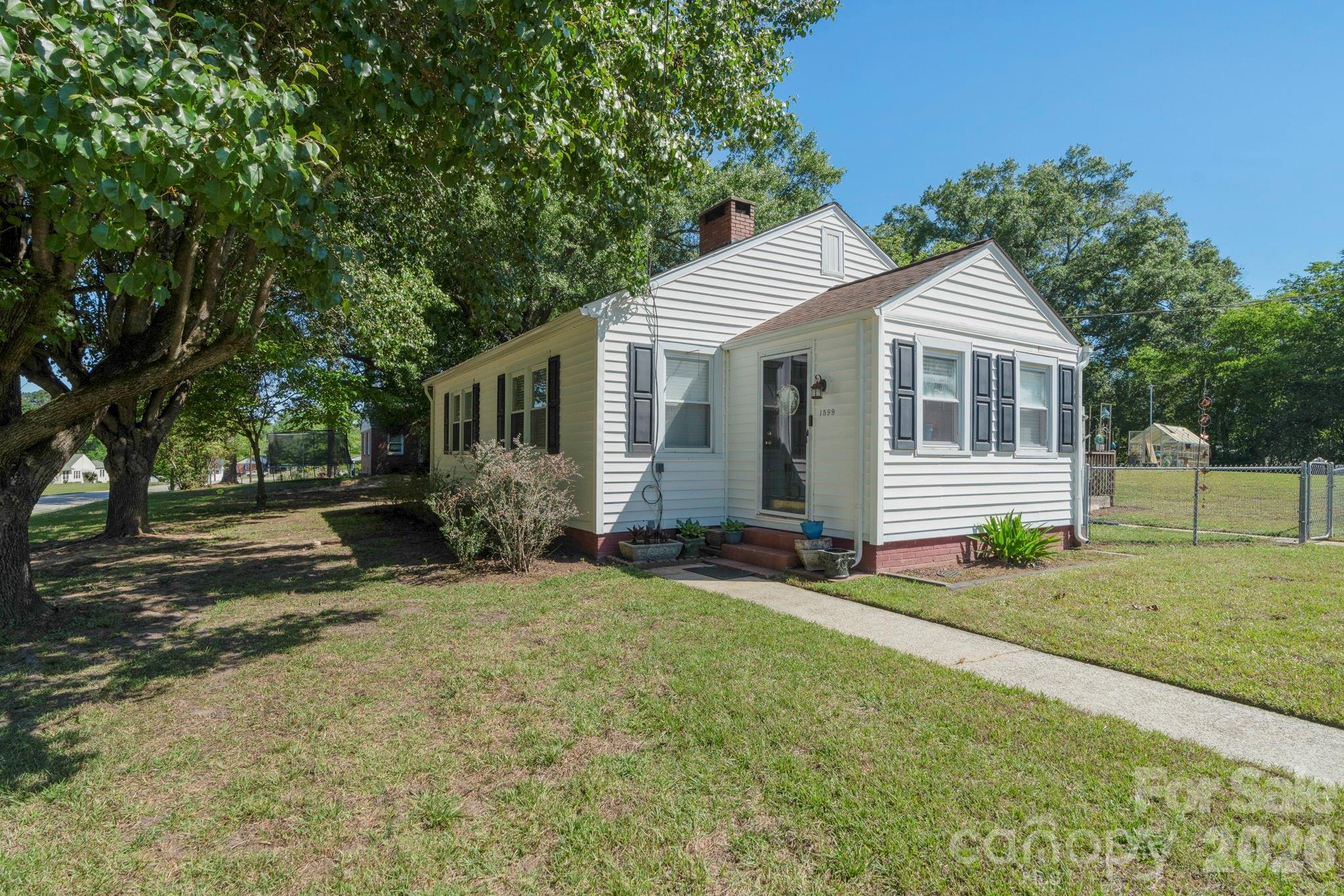 1599 Hillcrest Avenue — Lancaster