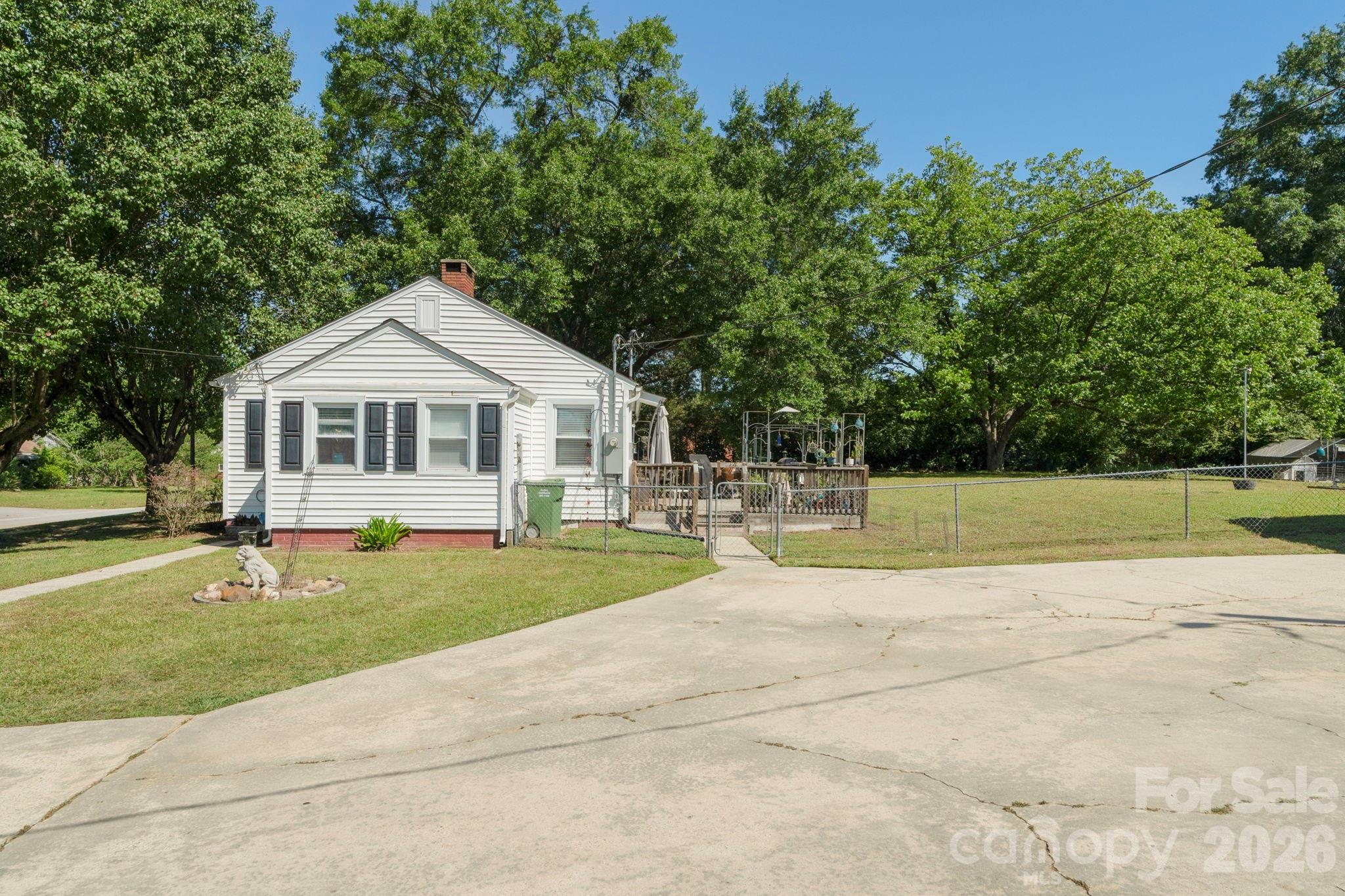 1599 Hillcrest Avenue — Lancaster