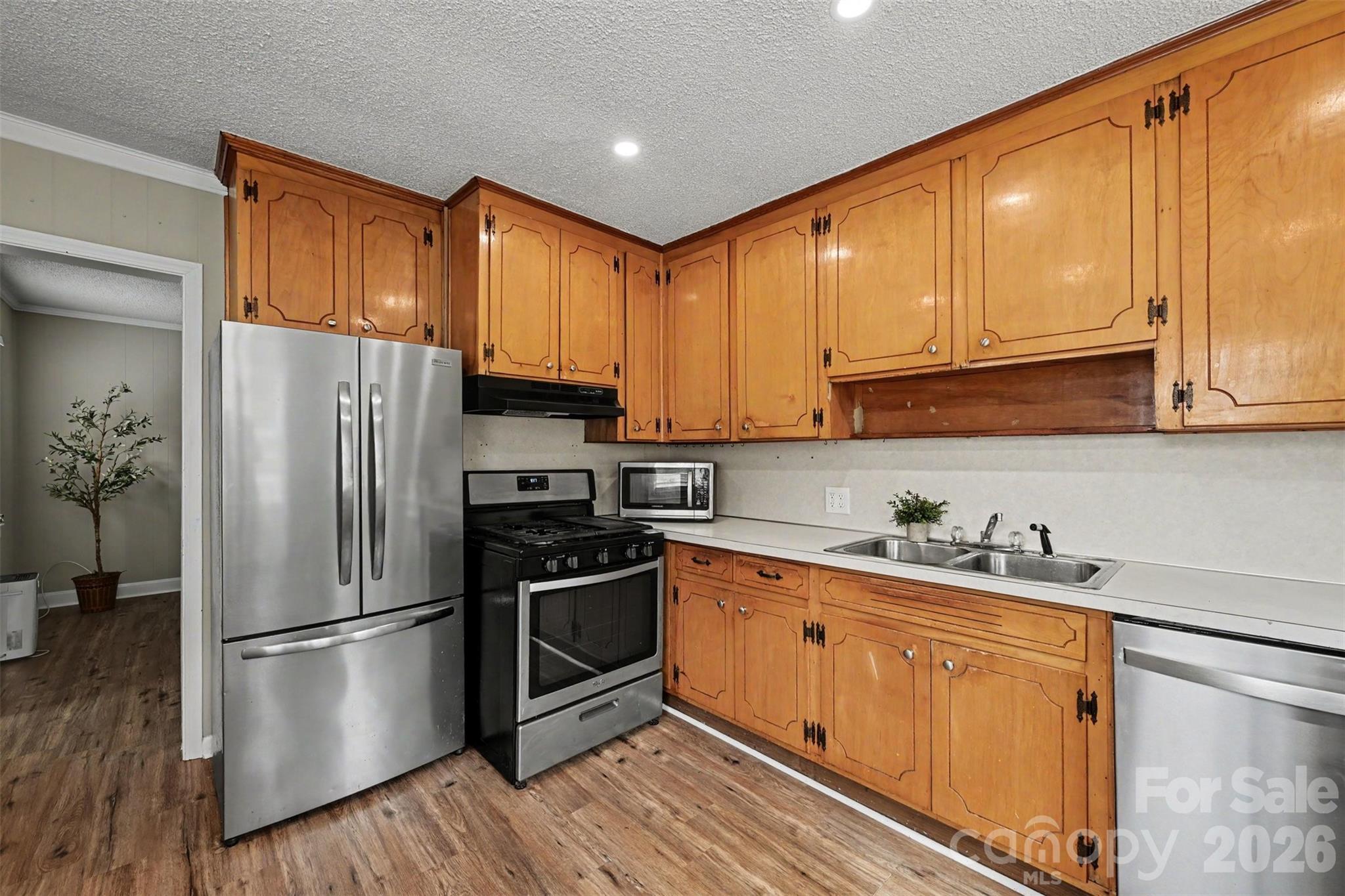 1599 Hillcrest Avenue — Lancaster